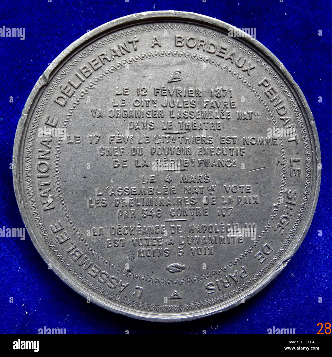 Questa immagine presenta il retro della medaglia dell'Assemblea nazionale francese di Bordeaux, datata 1871. La medaglia commemora un evento storico significativo, che riflette il contesto politico e culturale della Francia post-guerra franco-prussiana. Foto Stock