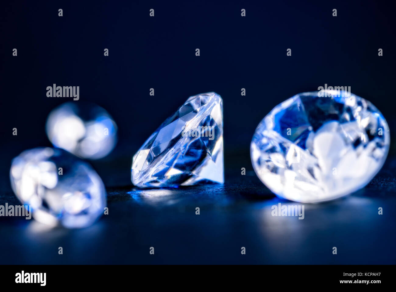 Quattro brillanti come chiudere fino a luce blu Foto Stock
