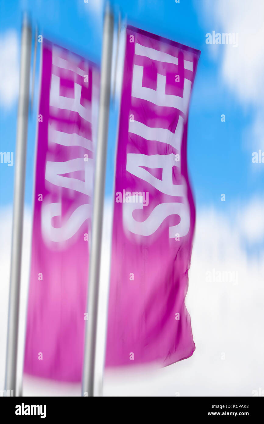 Due bandiere con la scritta "ale!' che fluttua nel vento Foto Stock