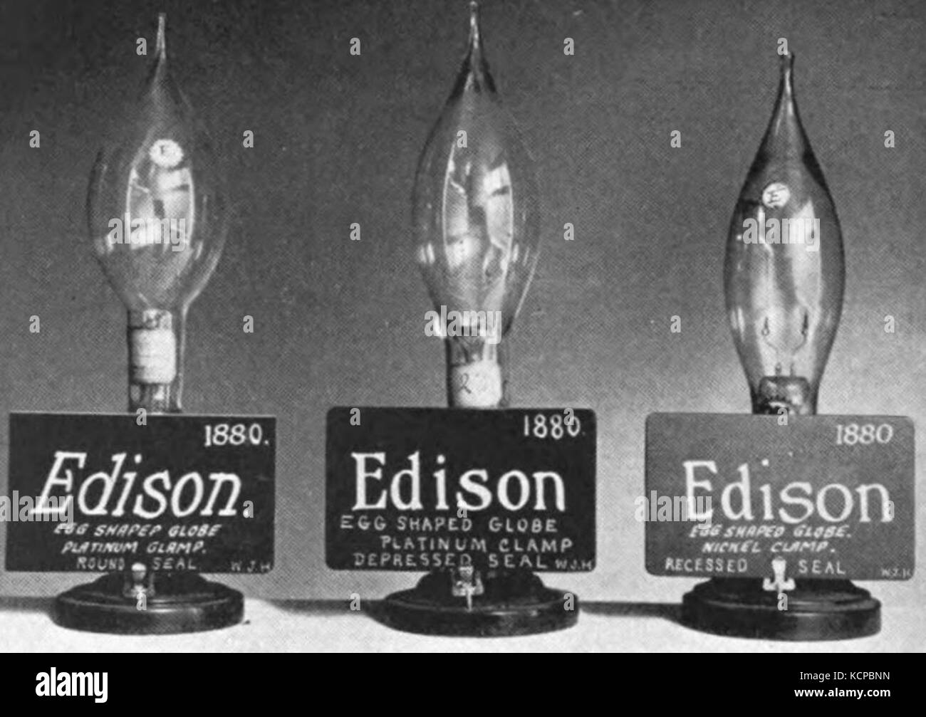 Questa immagine mostra una collezione di globi a forma di uovo, che possono essere decorativi o funzionali, tipicamente caratterizzati dalla loro forma sferica e dai disegni intricati. Questi globi sono spesso realizzati con materiali come vetro o porcellana e sono utilizzati per scopi espositivi. Foto Stock