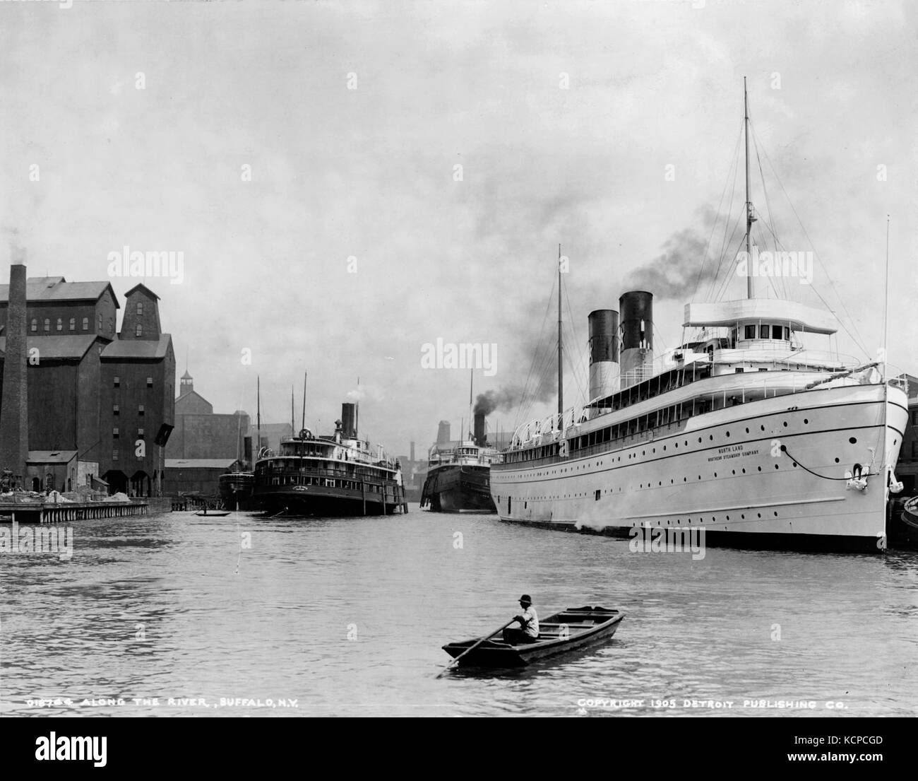 Barche lungo il fiume Niagara, Buffalo, New York, ca. 1905 Foto Stock