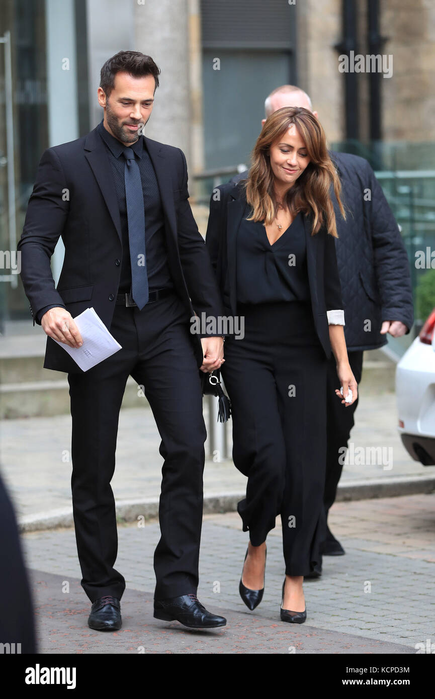 Sylvain e Samia Longchambon lasciano la cattedrale di Salford dopo il funerale dell'attrice di Coronation Street Liz Dawn. Foto Stock