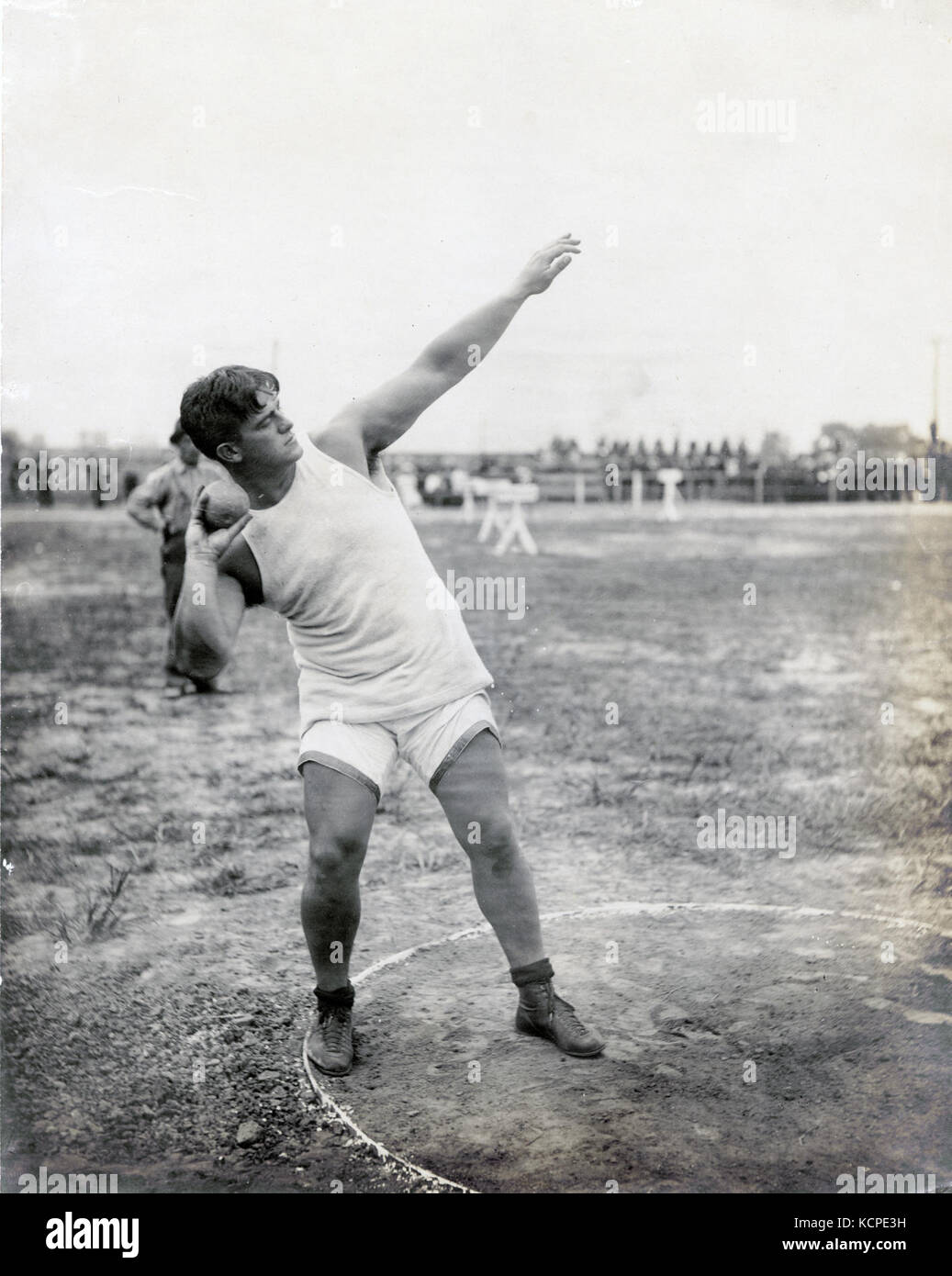 Atleta sta preparando per il colpo messo a 1904 Olimpiadi Foto Stock