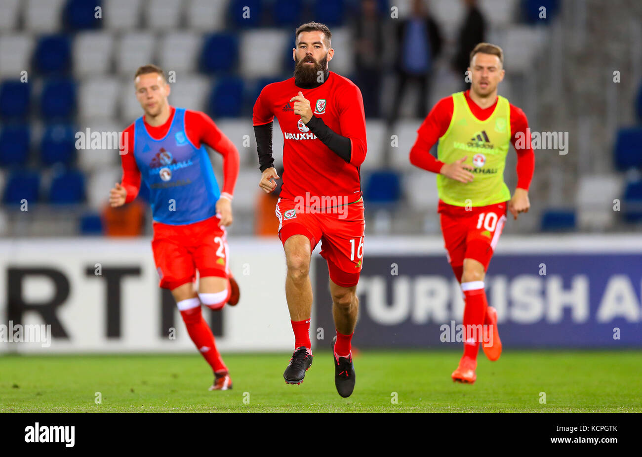 Joe Ledley (centro) del Galles si sta riscaldando in vista delle qualificazioni della Coppa del mondo FIFA 2018, partita di gruppo D alla Boris Paichadze Dinamo Arena di Tbilisi. Foto Stock