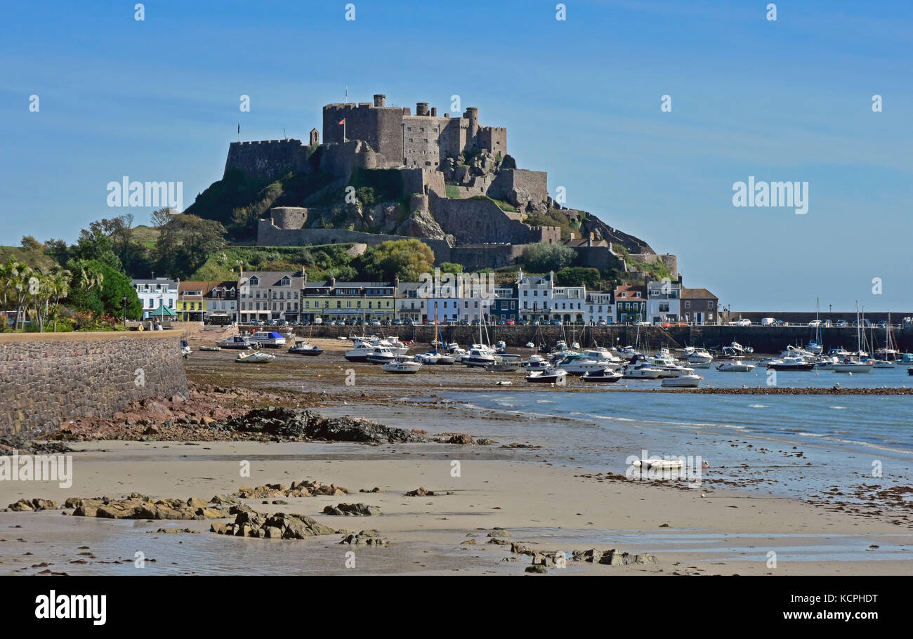 Mont Orgueil - gorey village - jersey nelle isole del Canale - storico castello affacciato sul porto Gorey - alla luce del sole - Blu cielo Foto Stock