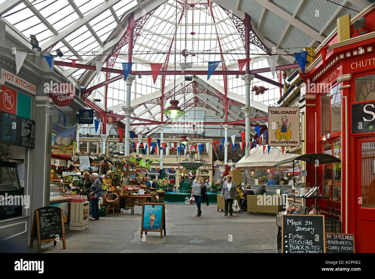 Il mercato centrale - st helier - jersey nelle isole del Canale - aperto 1882 - colorata -victorian - Fontana - deve vedere attrazione turistica Foto Stock