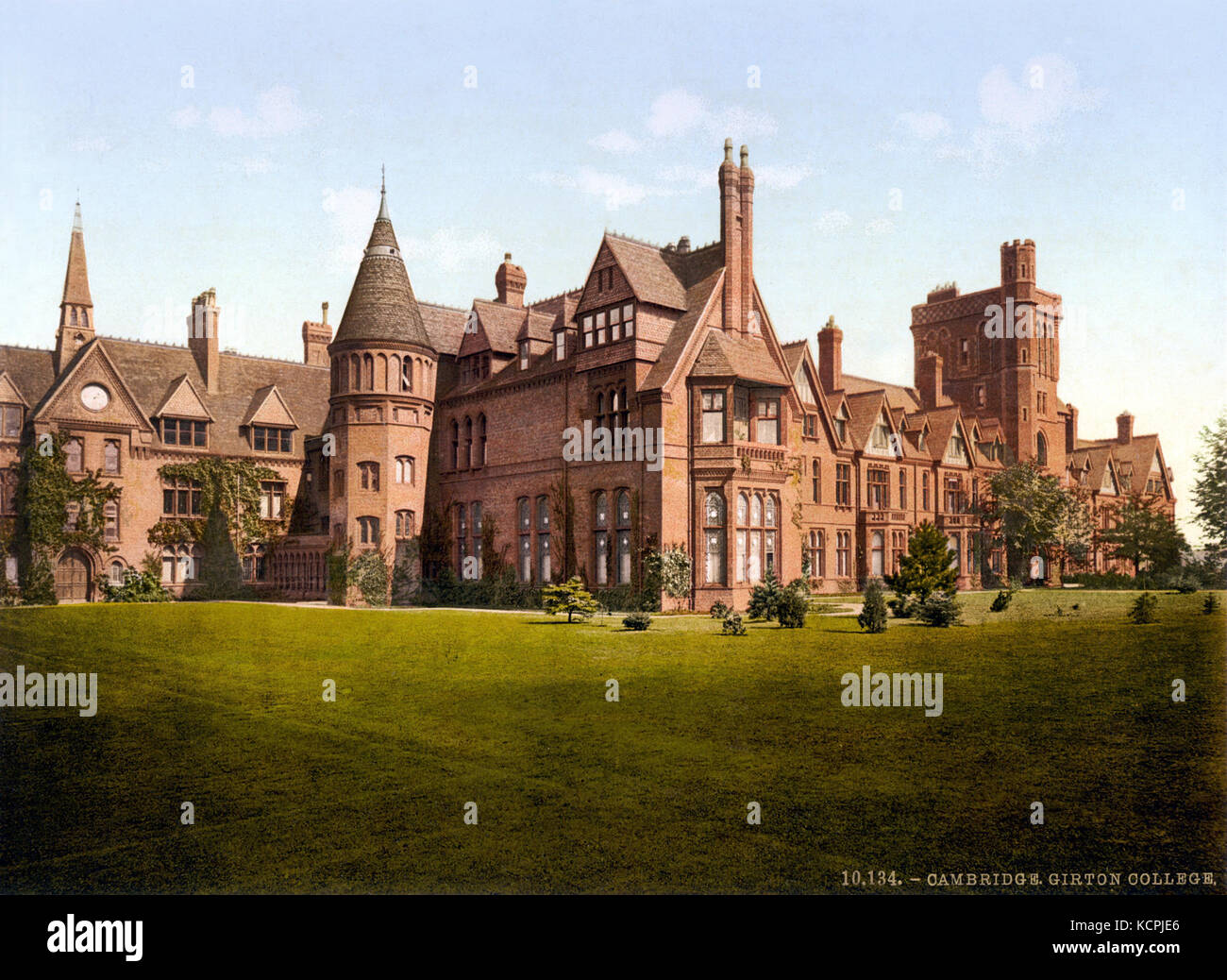 Questa immagine del 1890 mostra il Girton College di Cambridge, in Inghilterra, un'importante istituzione nota per il suo ruolo nell'educazione delle donne e il suo significato architettonico. Foto Stock