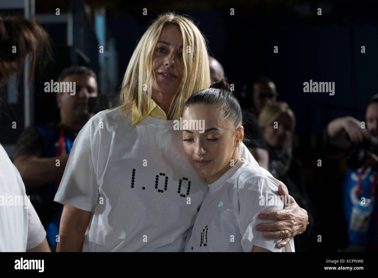 1 ottobre 2017: ginnasta Larisa Iordache (ROU) a podio in formazione con il leggendario ginnasta rumena Nadia Comaneci, durante la quarantasettesima figura di Ginnastica Artistica Campionati del Mondo a Montreal, Canada. Entrambi sono visto indossare magliette che commemorano Comaneci segnando la prima perfetta 10.0 nella storia delle Olimpiadi, al 1976 giochi di Montreal. Iordache subito una lacrima di Achille appena prima dell'inizio della concorrenza e ha dovuto ritirare. Melissa J. Perenson/CSM Foto Stock