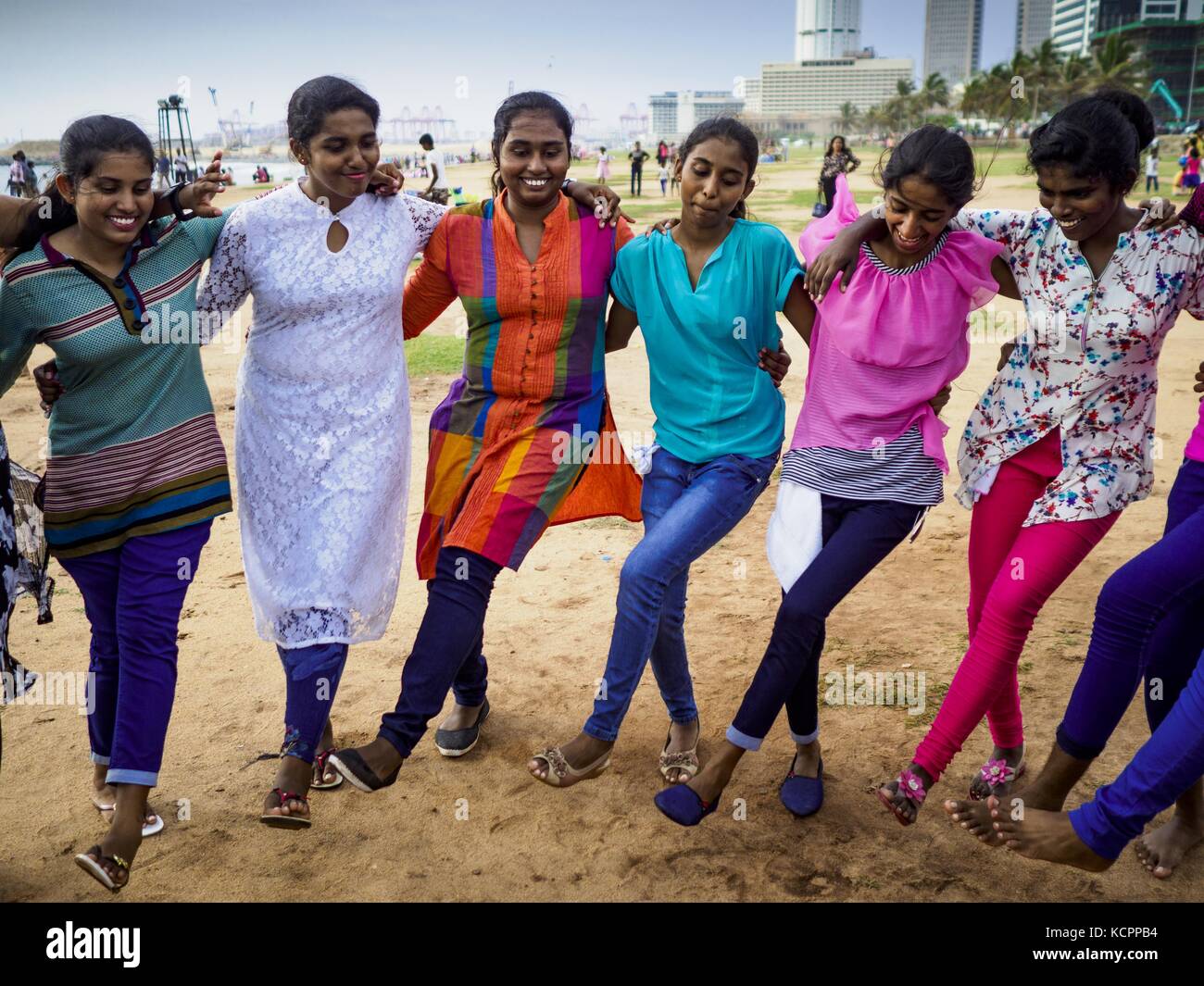Colombo, provincia occidentale, sri lanka. 5 ottobre, 2017. dello Sri Lanka  giovani danza e parte sul galleface verde, la spiaggia pubblica di colombo.  gli abitanti dello Sri Lanka di raccogliere sulla spiaggia