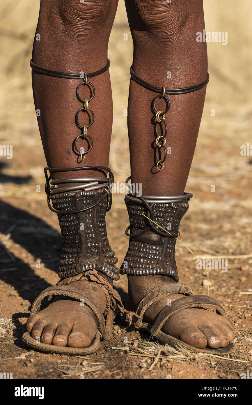 Angola. 23 luglio 2016. Le donne adulte di Himba hanno tutti perlato caviglie chiamate omohanga dove nascondono i loro soldi. Le caviglie sono anche pratiche come protezione contro i morsi animali venosi. Credit: Tariq Zaidi/ZUMA Wire/Alamy Live News Foto Stock
