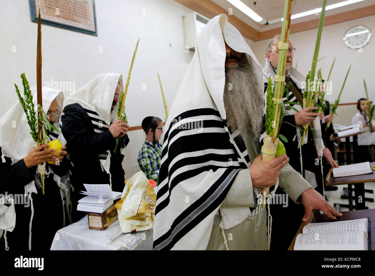 Gerusalemme. 6 ottobre 2017. Gli ebrei ultra-ortodossi celebrano la festa ebraica di Sukkot nel quartiere Mea Shearim di Gerusalemme, il 6 ottobre 2017. Il "Sukkot", festa dei Tabernacoli, è una festa biblica della durata di una settimana che ricorda i 40 anni di viaggio nel deserto dopo l'esodo dalla schiavitù in Egitto. Crediti: Gil Cohen Magen/Xinhua/Alamy Live News Foto Stock