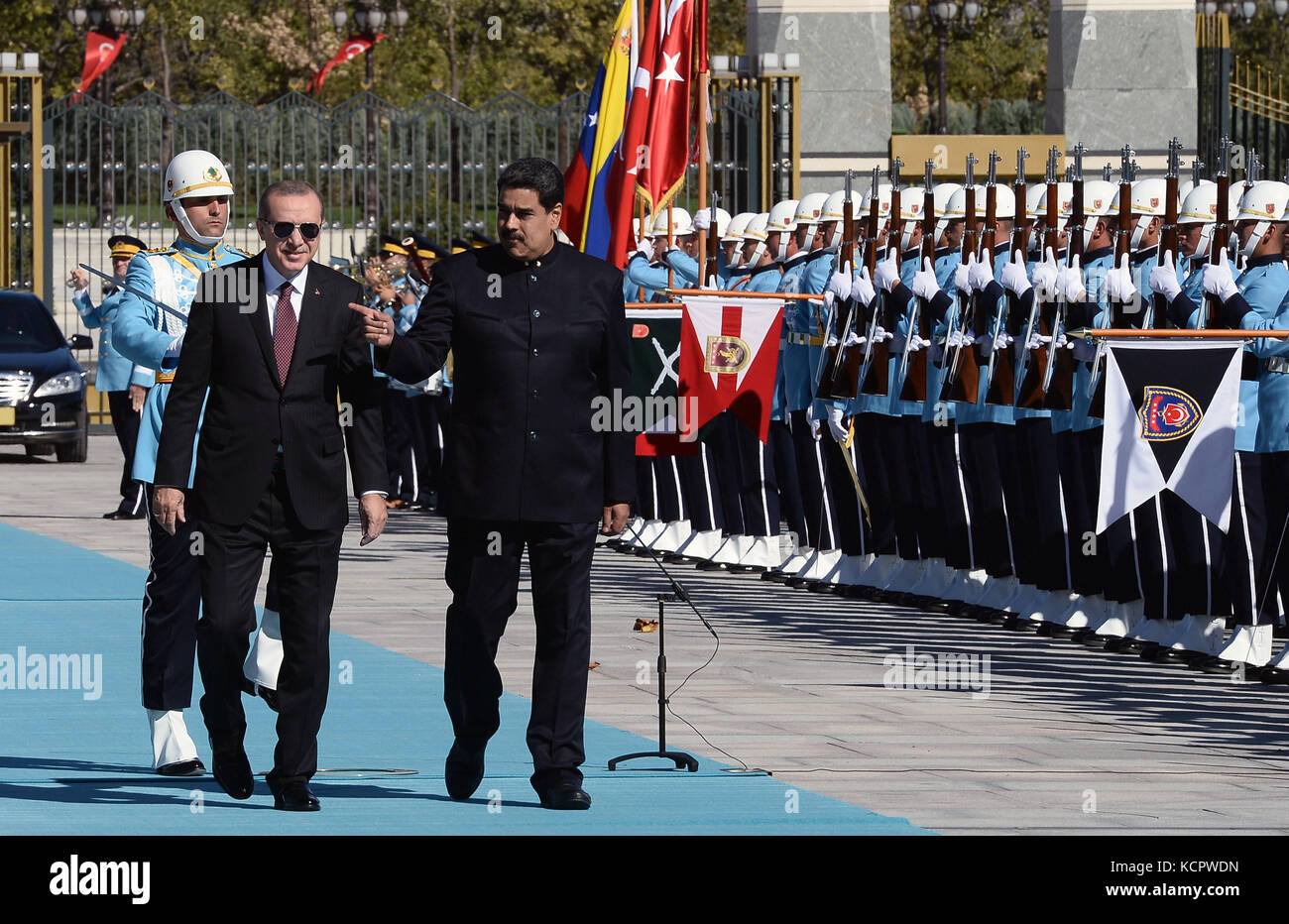 Ankara, Turchia. 6 ottobre 2017. Il presidente turco Recep Tayyip Erdogan (fronte di sinistra) e il suo omologo venezuelano Nicolas Maduro (fronte di destra) ispezionano la guardia d'onore durante una cerimonia di benvenuto ad Ankara, Turchia, il 6 ottobre 2017. Erdogan ha incontrato venerdì con Maduro qui, mostrando un segnale positivo per migliorare i legami con il paese latino-americano. Crediti: Xinhua/Alamy Live News Foto Stock