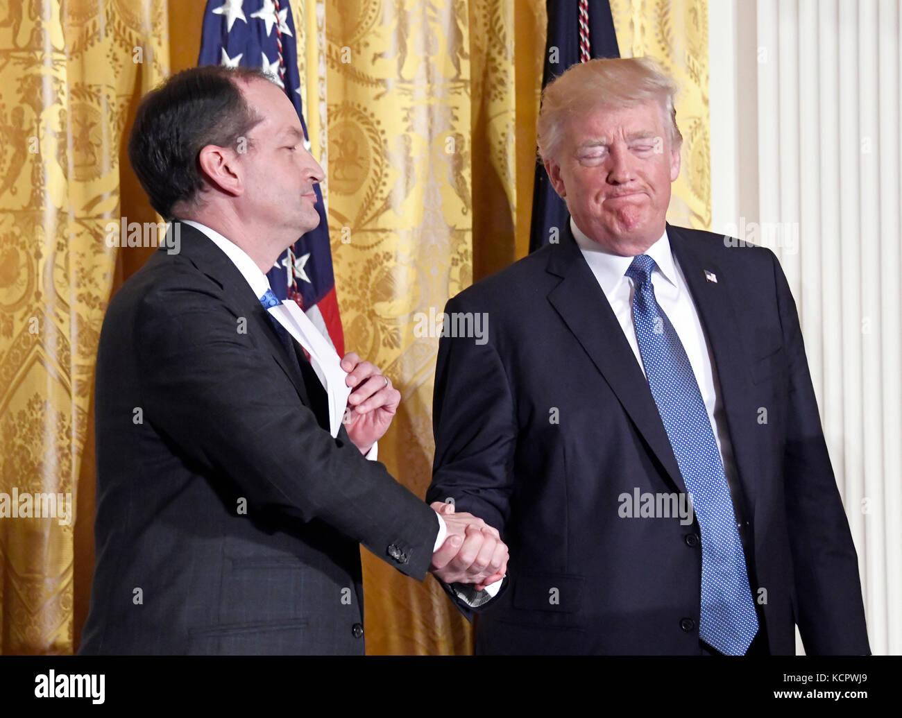 Il presidente degli Stati Uniti Donald J. Trump frena le mani con il segretario del lavoro statunitense Alex Acosta in occasione di un evento Del Mese del Patrimonio ispanico nella sala orientale della Casa Bianca a Washington, DC venerdì 6 ottobre 2017. 200 uomini d'affari, comunità e leader di fede ispanici, e ospiti provenienti da tutto il paese sono stati invitati a partecipare alla celebrazione. Credito: Ron Sachs/CNP/MediaPunch Foto Stock