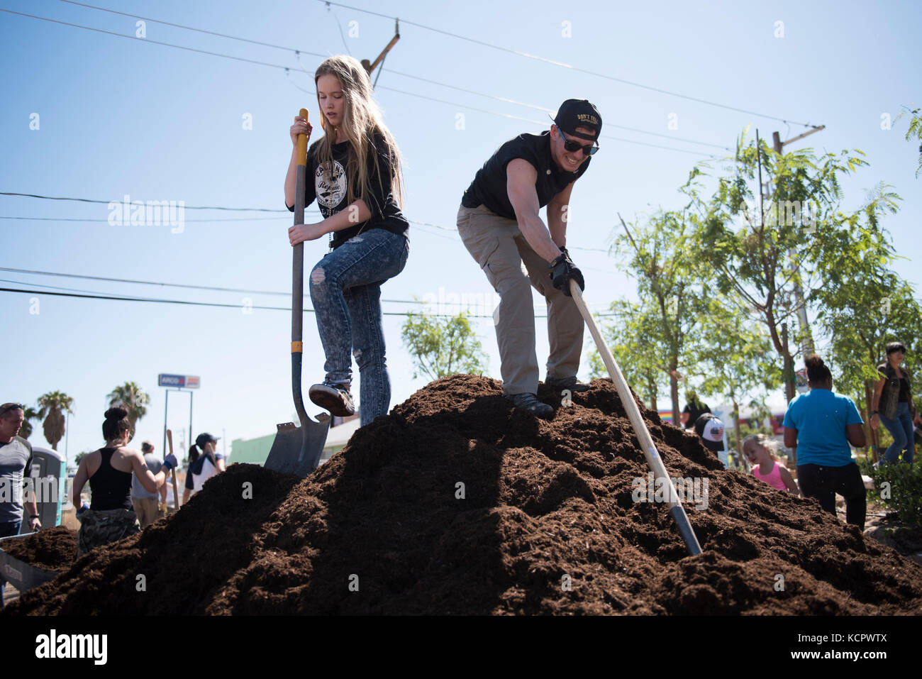 Las Vegas, Stati Uniti d'America. 6 ottobre, 2017. on oct. 6, 2017, nel centro cittadino di las vegas, nev., volontari lavorano sul las vegas comunità giardino di guarigione per commemorare le vittime del percorso 91 harvest festival di musica country riprese di massa. Credito: Jason ogulnik/alamy live news Foto Stock