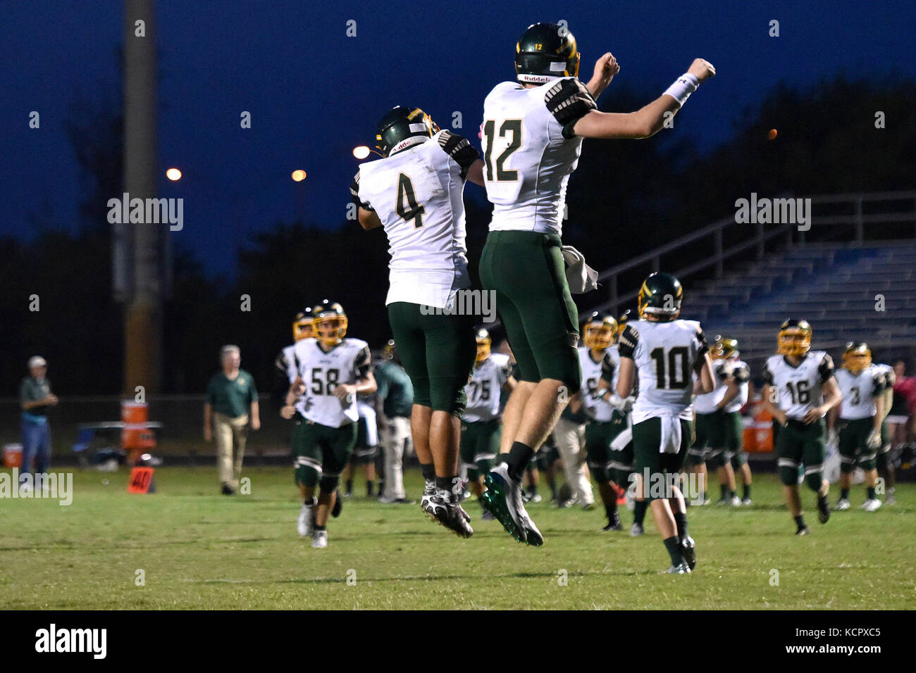 West Palm Beach, Florida, Stati Uniti d'America. 6 Ottobre, 2017. Giove running back Nicky Vardavas (4) e Giove quarterback concedere Willard (12) celebrare un touchdown durante la prima metà del gioco tra Forest Hill e Giove a Forest Hill venerdì 6 ottobre 2017, in West Palm Beach, Fla. Credito: Andres Leiva/Palm Beach post/ZUMA filo/Alamy Live News Foto Stock