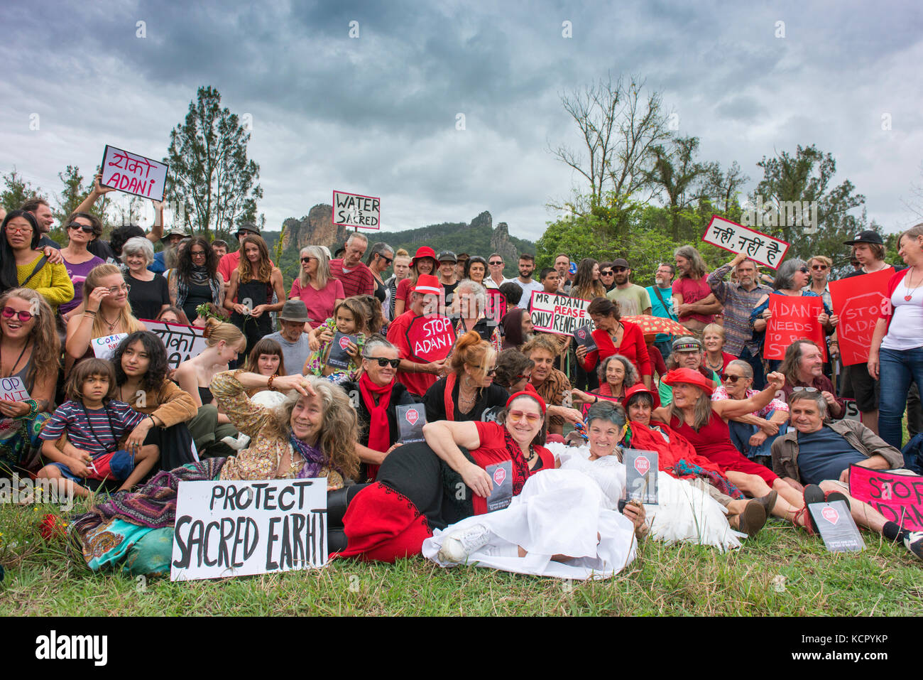 Nimbin, Australia. Il 7 ottobre, 2017. manifestanti contro il carbone e adani di queensland carmichael della miniera di carbone di posare per foto di fronte al sacro nimbin rocce. Credito: Pietro ptschelinzew/alamy live news. Foto Stock