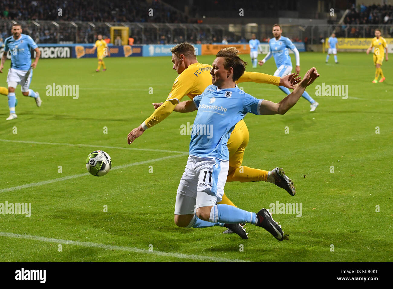 Monaco, Germania. 6 ottobre 2017. Christian Koeppel (TSV Monaco 1860), Aktion, duelli versusLuis GRASSOW. Fussball Regionalliga Bayern: TSV Munich 1860-FC Pipinsried 3-0, 15.Spieltag, Spieltag15, Saison 2017/18 am 06.10.2017, Stadion an der Gruenwalder Strasse. |utilizzo del credito mondiale: dpa/Alamy Live News Foto Stock