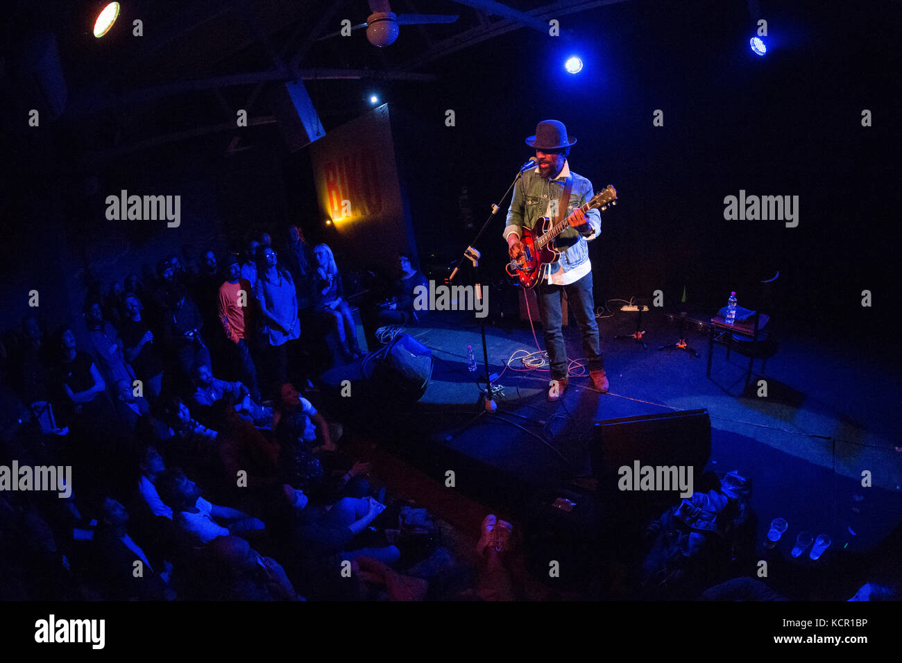 Milano, Italia. 06 ott 2017. Il cantante-cantautore Cody Chesnutt esibirsi dal vivo sul palco a Biko Club durante il 'un concerto e conversazione con.Cody Chesnutt Tour' Credito: Rodolfo Sassano/Alamy Live News Foto Stock