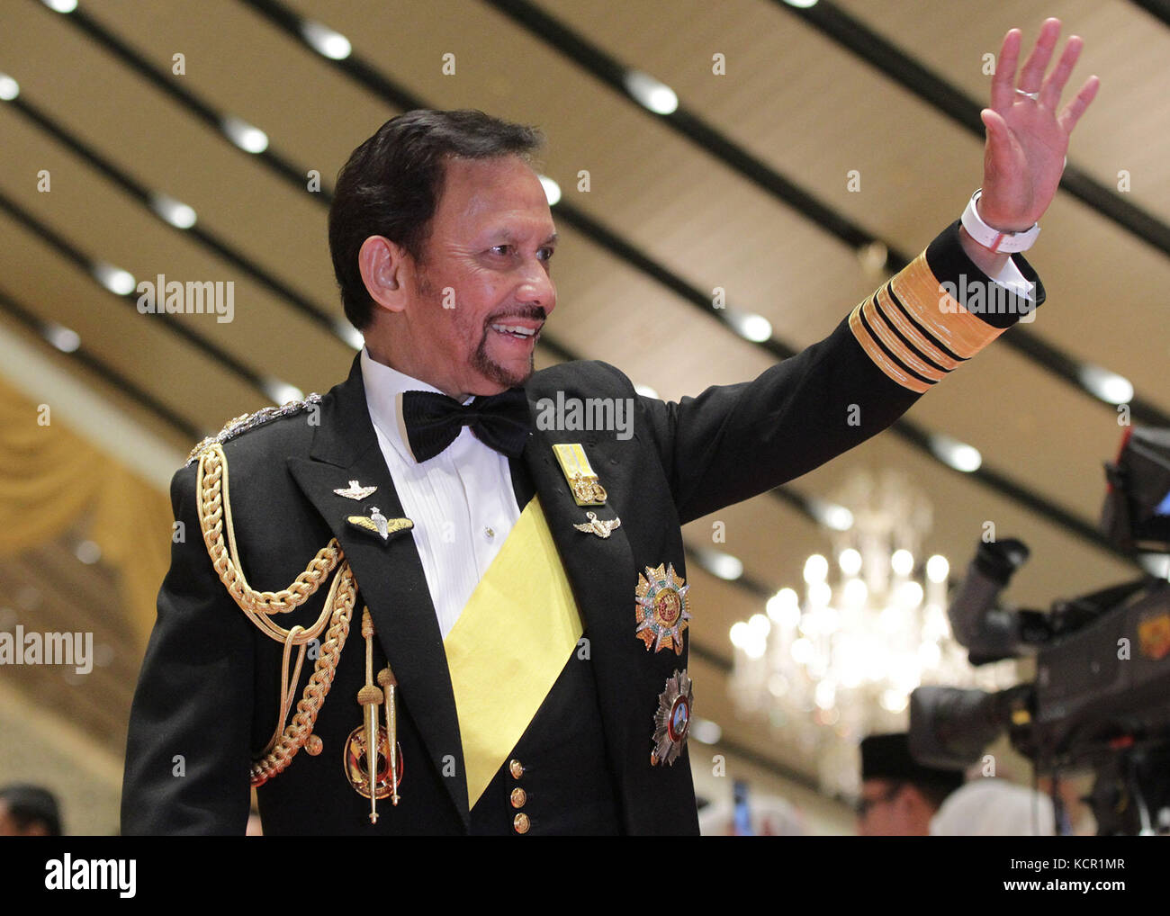 (171007) -- BANDAR SERI BEGAWAN, 7 ottobre 2017 (Xinhua) -- il sultano del Brunei Haji Hassanal Bolkiah ondata agli ospiti al banchetto reale che celebra il suo giubileo d'oro sul trono a Bandar seri Begawan, capitale del Brunei, 6 ottobre 2017. Più di 2000 ospiti invitati, tra cui membri di case reali di vari paesi e un certo numero di leader delle nazioni del sud-est asiatico, hanno condiviso la gioia con il popolo del Brunei, quando il sultanato ha celebrato il 50 ° anniversario dell'ascesa al trono del sultano Haji Hassanal Bolkiah con un grande banchetto reale il venerdì. (Xinhua/Jeffrey Wong)(dx) Foto Stock