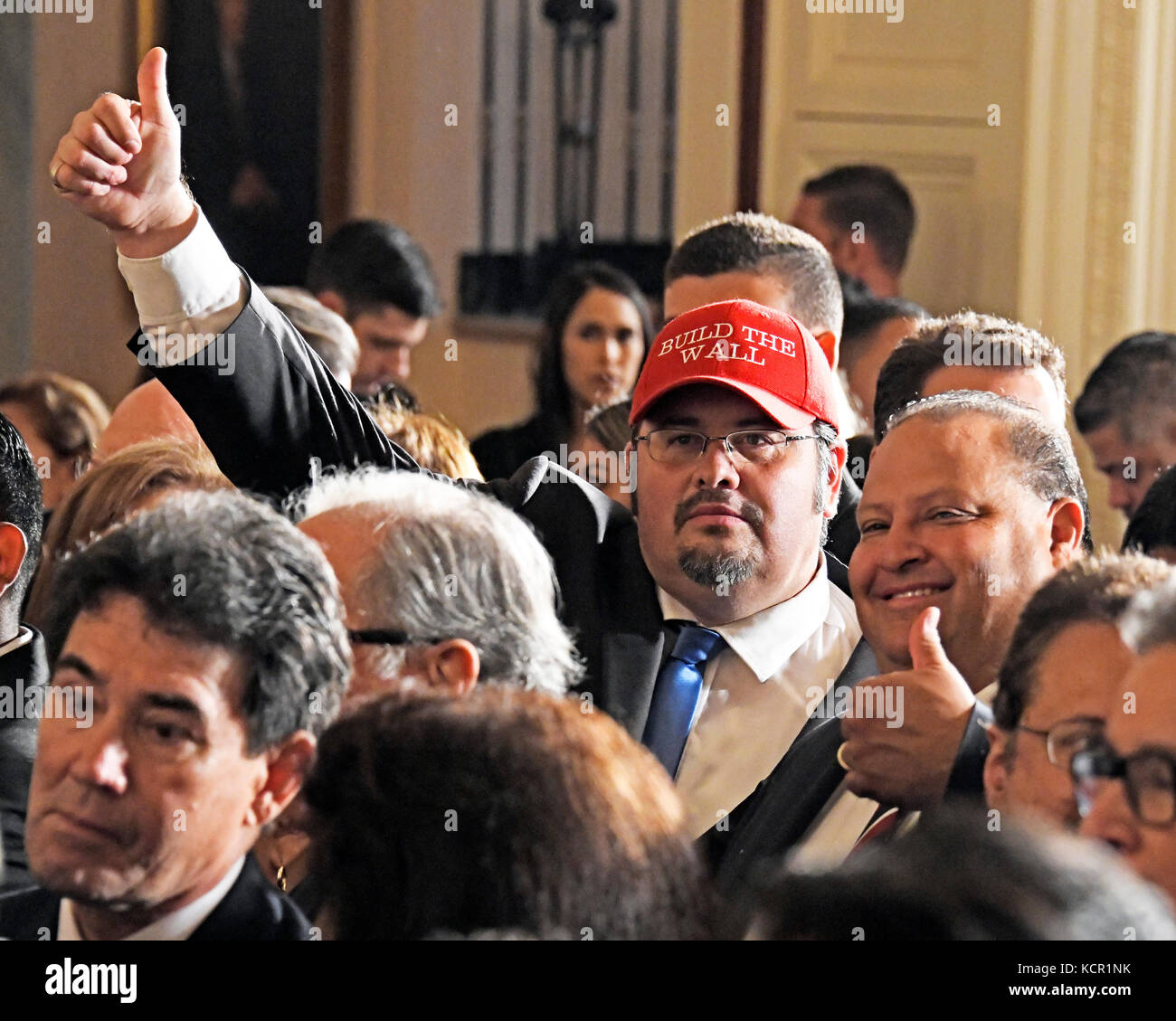 Partecipa alla celebrazione. 6 ottobre 2017. Due partecipanti a un evento Hispanic Heritage Month nella East Room della Casa Bianca mostrano il loro sostegno al muro sul confine tra Stati Uniti e Messico prima che il presidente degli Stati Uniti Donald J. Trump e la first lady Melania Trump arrivino all'evento a Washington DC venerdì 6 ottobre 2017. 200 dirigenti ispanici di affari, comunità e fede, e ospiti da tutto il paese sono stati invitati a partecipare alla celebrazione. Credito: Ron Sachs/CNP - NESSUN SERVIZIO DI TELECOMUNICAZIONE - credito: Ron Sachs/Consolidated/dpa/Alamy Live News Foto Stock