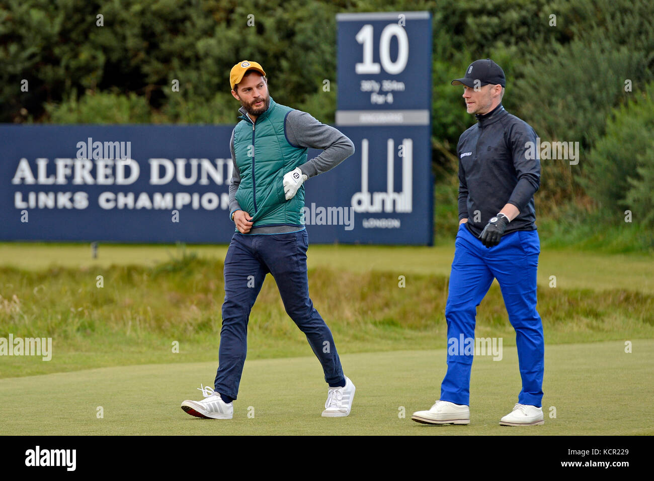 St Andrews, Scotland, Regno Unito. 07 ott 2017. cinquanta sfumature di grigio star jamie dornan (l) con l'ex boyzone cantante e musicista Ronan Keating (r) sul raccordo a T sul corso kingsbarns all'inizio del loro terzo turno nel alfred dunhill links championship, credito: ken jack/alamy live news Foto Stock