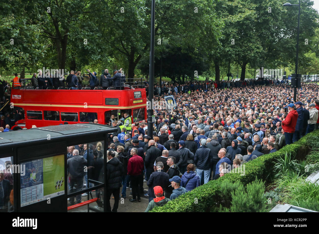 Londra, Regno Unito. 7 ott 2017. migliaia di sostenitori che rappresentano varie English football club si riuniscono per marzo attraverso il centro di Londra in solidarietà contro l estremismo. il mese di marzo è stata organizzata dall'fla (football lads' alleanza), che è stata formata in scia di attentati di Manchester e il london bridge attacco terroristico su giugno 3 credito: amer ghazzal/alamy live news Foto Stock