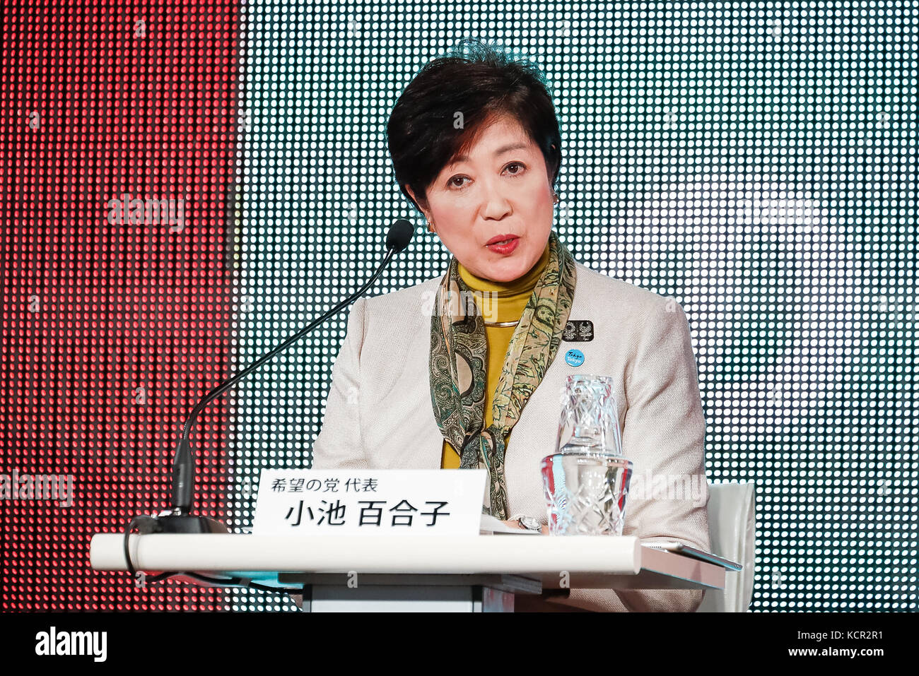 Tokyo, Giappone. 7 ott 2017. tokyo governatore e leader del nuovo partito nazionale kibo no per (Partito della speranza) yuriko koike parla durante un dibattito pubblico online in streaming il 7 ottobre 2017, Tokyo, Giappone. il dibattito pubblico è stato organizzato e online in streaming dai giapponesi video sociale niconico sito web in collaborazione con Yahoo Notizie del sito in Giappone. Credito: aflo co. ltd./alamy live news Foto Stock