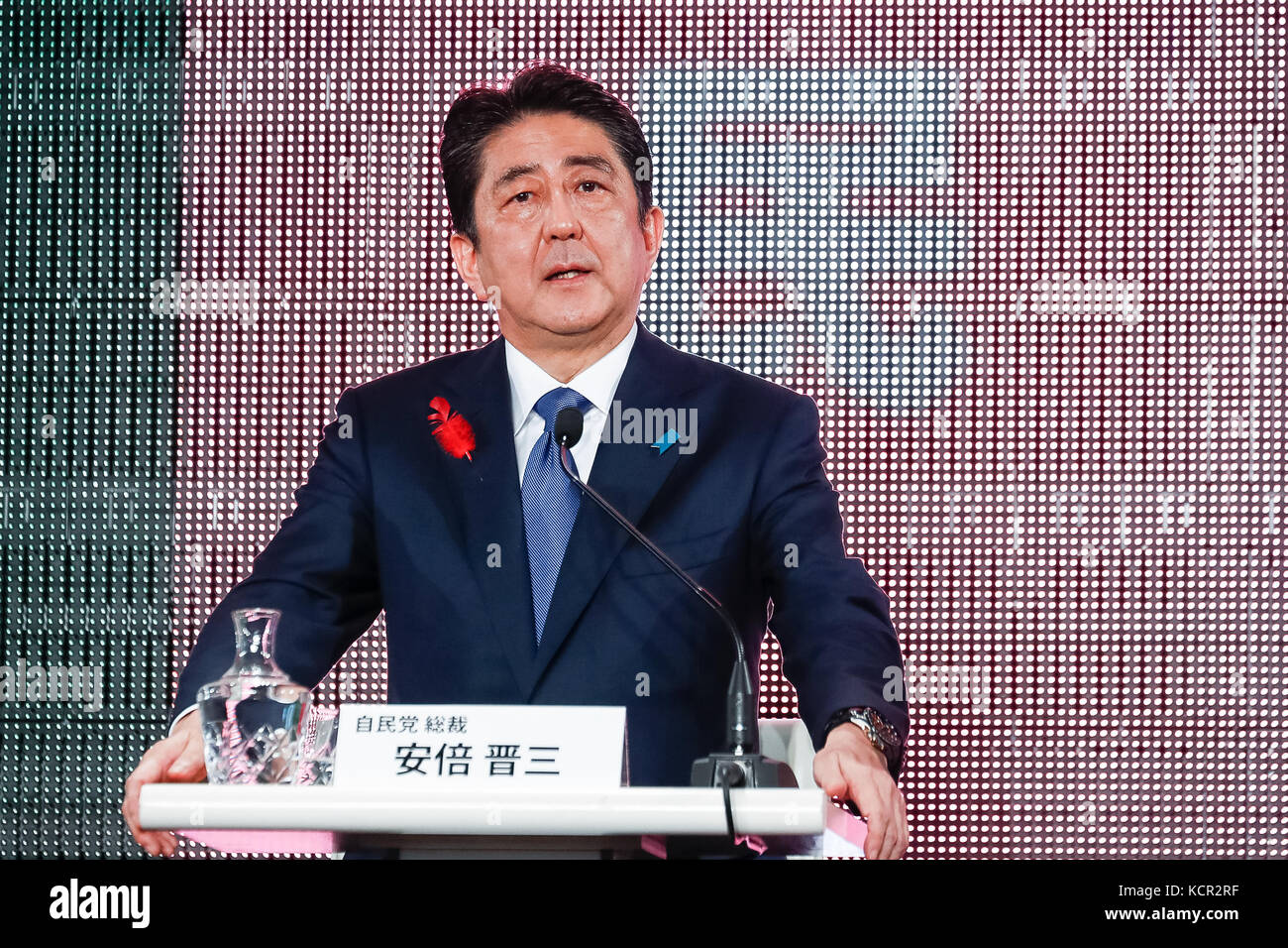 Tokyo, Giappone. 7 ott 2017. Giappone il primo ministro e capo del Partito liberale democratico del Giappone (LDP) Shinzo Abe parla durante un dibattito pubblico online in streaming il 7 ottobre 2017, Tokyo, Giappone. il dibattito pubblico è stato organizzato e online in streaming dai giapponesi video sociale niconico sito web in collaborazione con Yahoo Notizie del sito in Giappone. Credito: aflo co. ltd./alamy live news Foto Stock