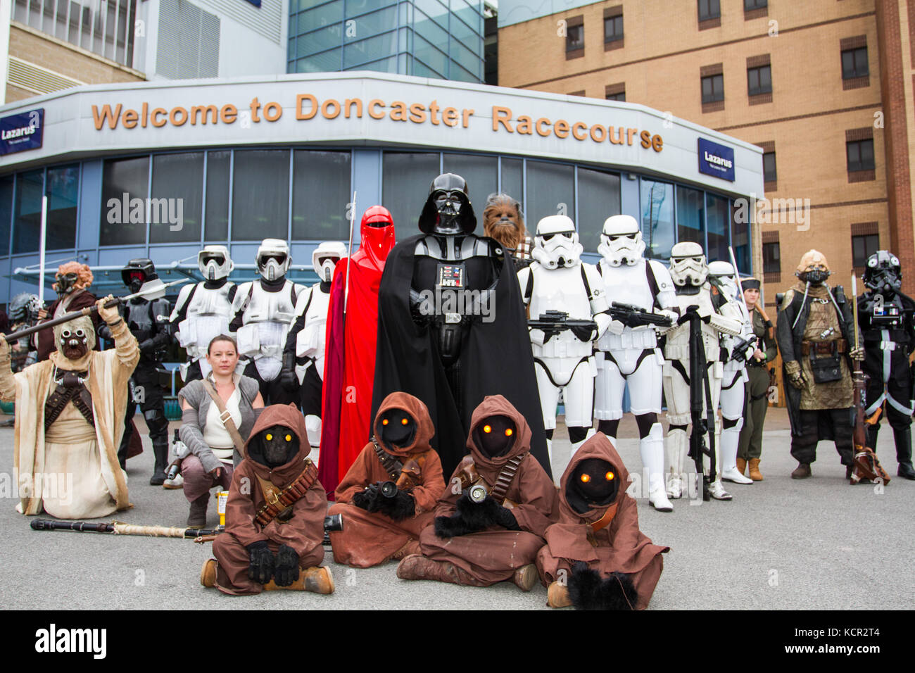 DONCASTER, South Yorkshire, Regno Unito - Star Wars personaggi e cosplayers si riuniscono al di fuori di Doncaster Racecourse per il primo evento del suo tipo in questa sede. Membri del Regno Unito Sentinal Squad accoglienti ospiti cosplaying e vestito di personaggi di Star Wars tra cui Darth Vader e Stormtroopers. Foto Stock