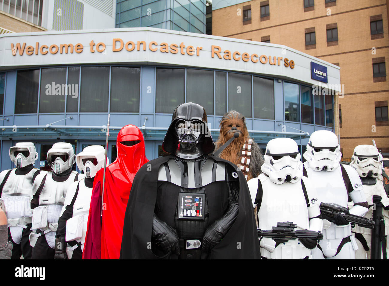 DONCASTER, South Yorkshire, Regno Unito - Star Wars personaggi e cosplayers si riuniscono al di fuori di Doncaster Racecourse per il primo evento del suo tipo in questa sede. Membri del Regno Unito Sentinal Squad accoglienti ospiti cosplaying e vestito di personaggi di Star Wars tra cui Darth Vader e Stormtroopers. Foto Stock