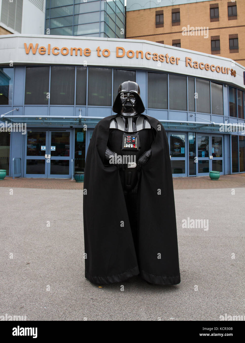 DONCASTER RACECOURSE, South Yorkshire, Regno Unito. Il 7 ottobre 2017. Un gruppo di fumetto con personaggi del film Star Wars franchise in piedi all'ingresso a Doncaster Racecourse in South Yorkshire, Regno Unito pur compiacendosi cosplayers per il primo Monster Comic Con credito evento: Clare Jackson/Alamy Live News Foto Stock