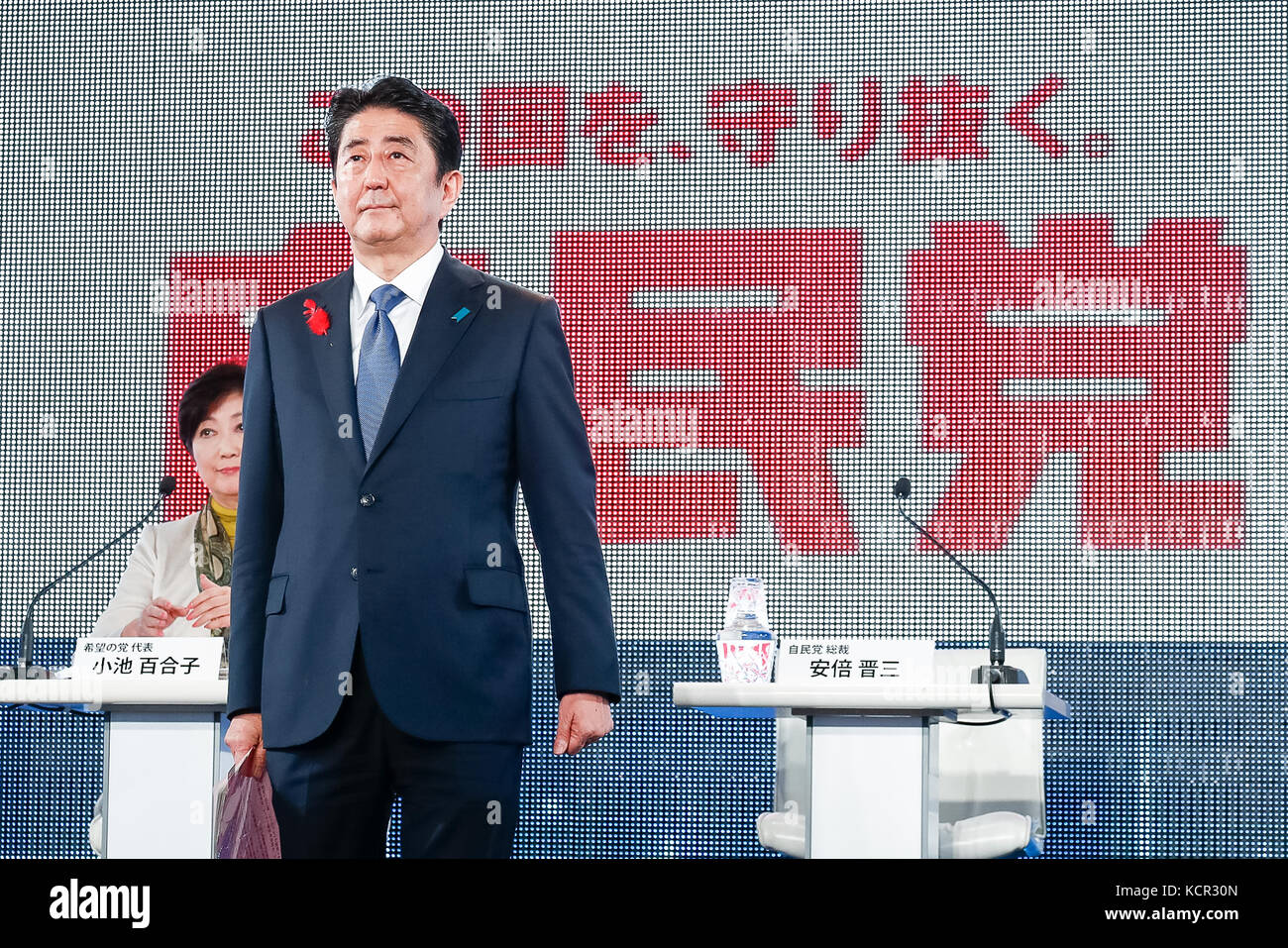 Tokyo, Giappone. 7 ott 2017. Giappone il primo ministro e capo del Partito liberale democratico del Giappone (LDP) Shinzo Abe partecipa ad un dibattito pubblico online in streaming il 7 ottobre 2017, Tokyo, Giappone. il dibattito pubblico è stato organizzato e online in streaming dai giapponesi video sociale niconico sito web in collaborazione con Yahoo Notizie del sito in Giappone. Credito: aflo co. ltd./alamy live news Foto Stock