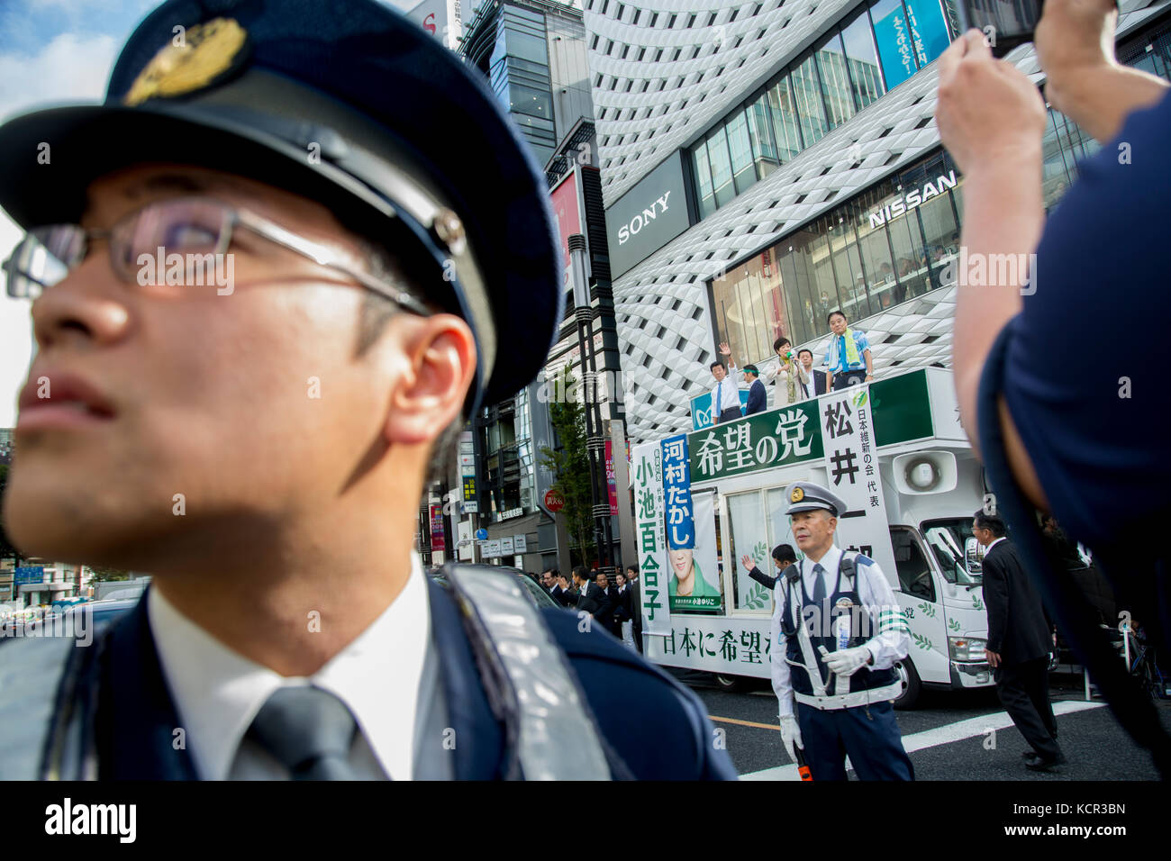 7 ottobre 2017, Ginza 4th Crossing, Ginza, Tokyo, Giappone: governatore di Tokyo e leader del Partito della speranza, Yuriko Koike che fa una campagna con Ichiro Matsui, leader di Ishin no Kai (Japan Restoration Party) (maglietta blu) e Takashi Kawamura, sindaco di Nagoya a Ginza 4th crossing a Tokyo. (Keiko Hiromi/AFLO) Foto Stock