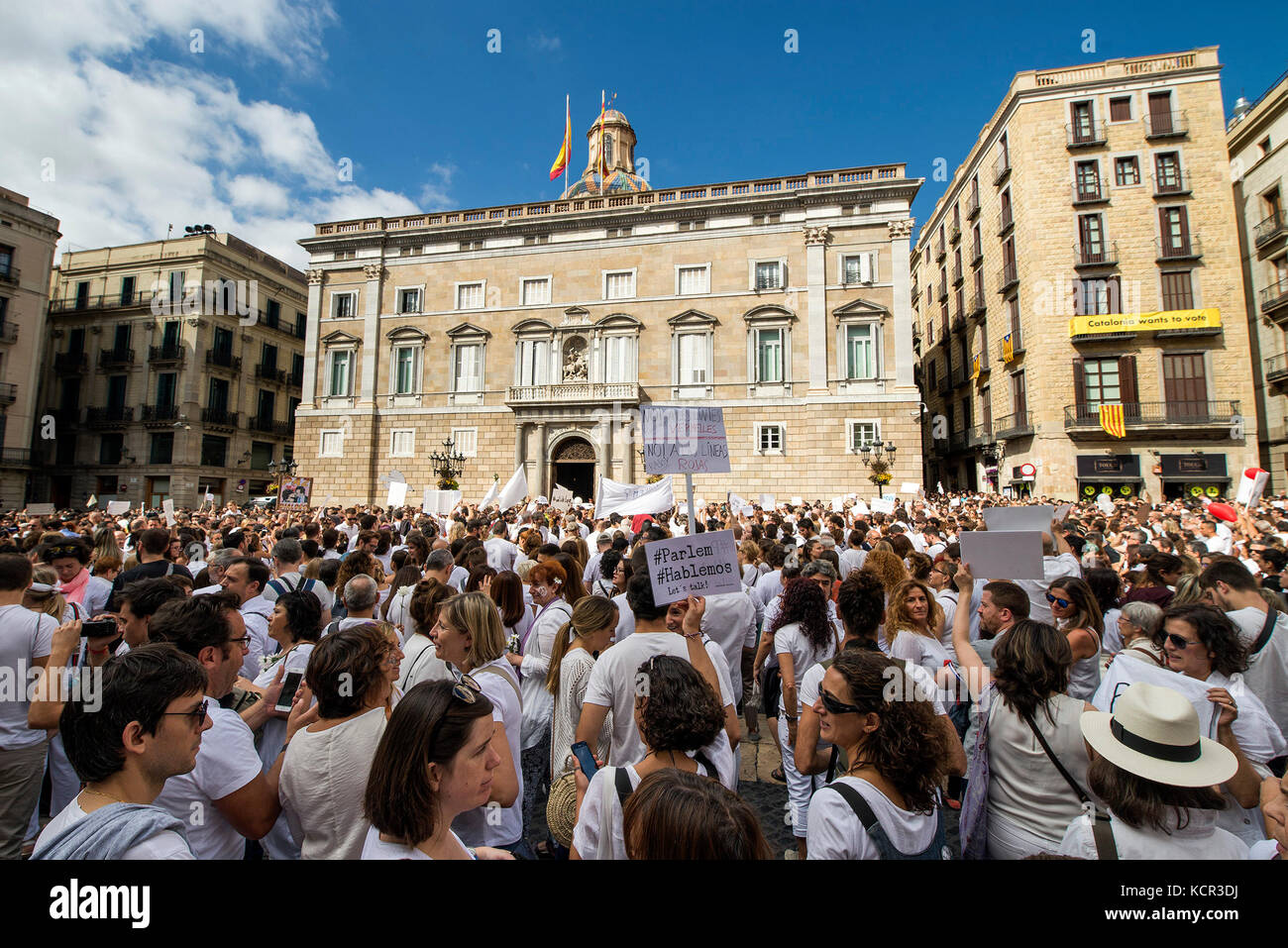 Barcellona, Spagna. 7 ottobre 2017. I manifestanti che indossano il bianco durante una manifestazione a favore del dialogo spagnolo-catalano sulla scia del referendum sull'indipendenza dei contenziosi si riuniscono in piazza Sant Jaume a Barcellona, Spagna, il 7 ottobre 2017. Le tensioni tra la Catalogna e lo Stato spagnolo centrale sono aumentate in seguito a un referendum per l'indipendenza che i tribunali spagnoli avevano precedentemente dichiarato illegale. Crediti: Nicolas Carvalho Ochoa/dpa/Alamy Live News Foto Stock