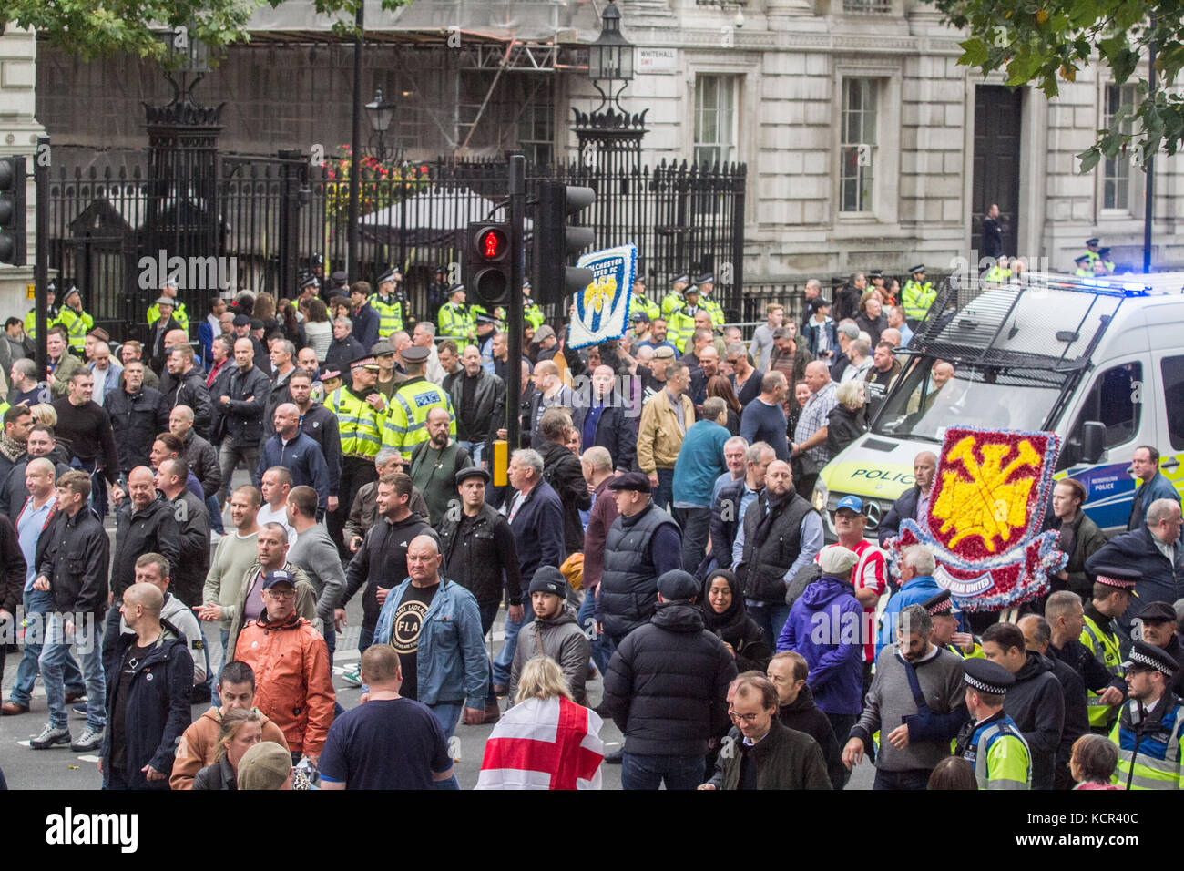 Londra, Regno Unito. 7 ott 2017. migliaia di sostenitori che rappresentano varie English football club marzo giù whitehall in solidarietà con il veterano gruppi in un gesto di solidarietà nei confronti di estremismo. il mese di marzo è stata organizzata dall'fla (football lads' alleanza), che è stata formata in scia di attentati di Manchester e il recente manchester e london bridge attacco terroristico su giugno 3. Tuttavia anti-razzismo gli attivisti hanno criticato i membri fla che si crede di avere link per la difesa inglese league (EDL) e altri più a destra delle organizzazioni credito: amer ghazzal/alamy live news Foto Stock