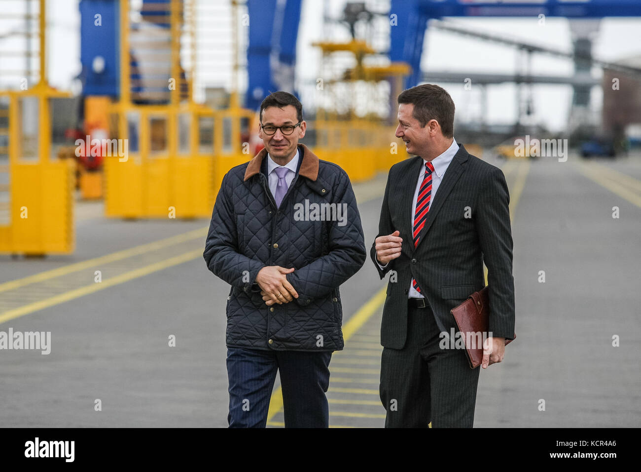 Gdansk, Polonia. 07 ott 2017. Il vice primo ministro, ministro dello sviluppo economico e delle finanze mateusz morawiecki (l) e cameron thorpe Il ceo di dct (r) sono visibili in Gdansk, Polonia il 7 ottobre 2017 pm visite morawiecki deepwater container terminal a Danzica in occasione del decimo anniversario della dct terminale. Credito: Michal fludra/alamy live news Foto Stock