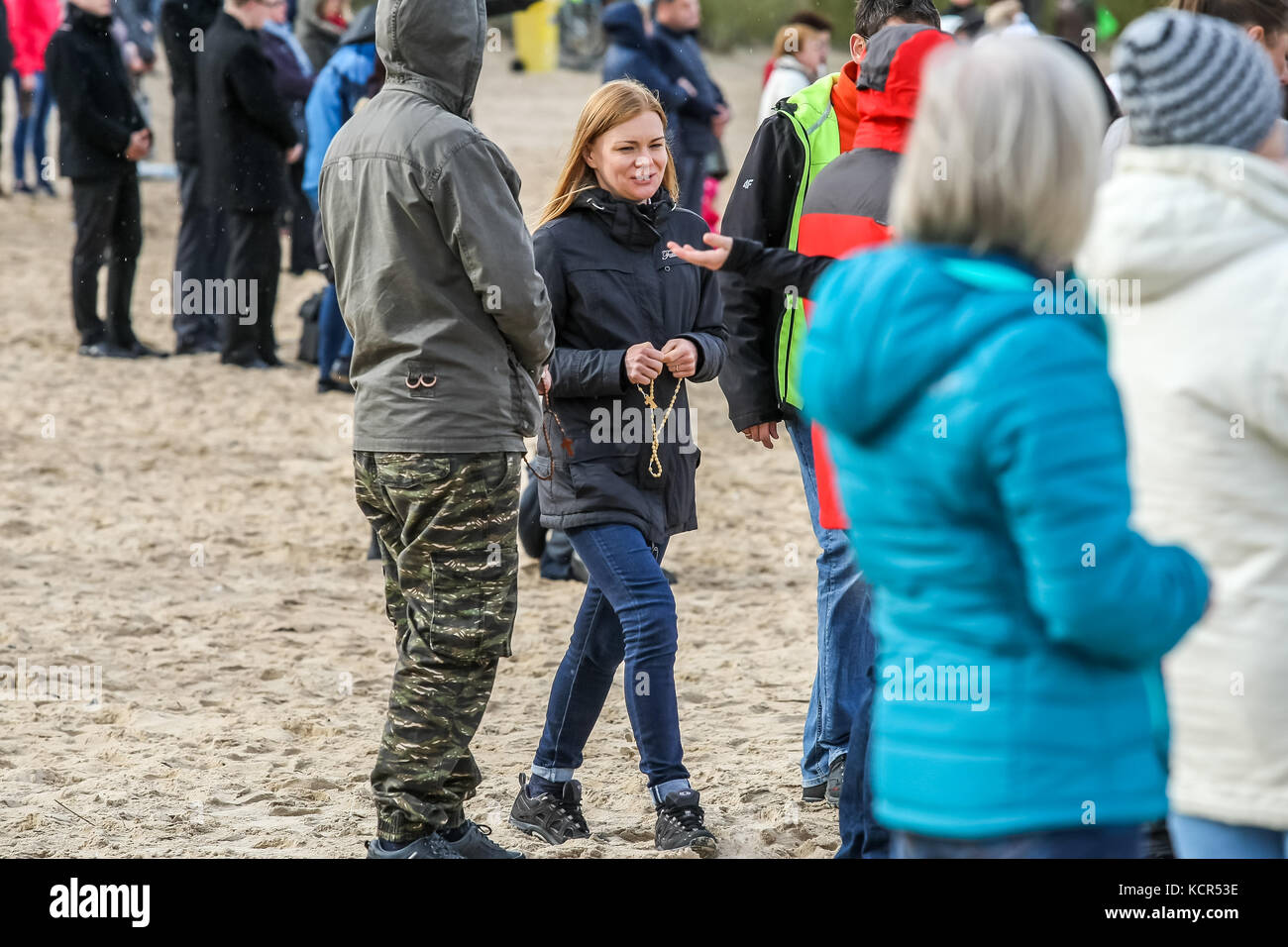 Danzica, Polonia. 7 ottobre 2017. I fedeli cattolici che pregano un rosario sulla riva del Mar Baltico si vedono a Danzica, in Polonia, il 7 ottobre 2017 i cattolici polacchi sono stati invitati a partecipare a una preghiera rosaria lungo i 3.500 chilometri di confine del paese per pregare per "la loro patria e il mondo intero”. Il 7 ottobre è celebrato nella Chiesa cattolica romana come festa della Madonna del Rosario. Un totale di 319 chiese vicine ai confini polacchi sono state selezionate come punti di incontro per l'evento. Crediti: Michal Fludra/Alamy Live News Foto Stock