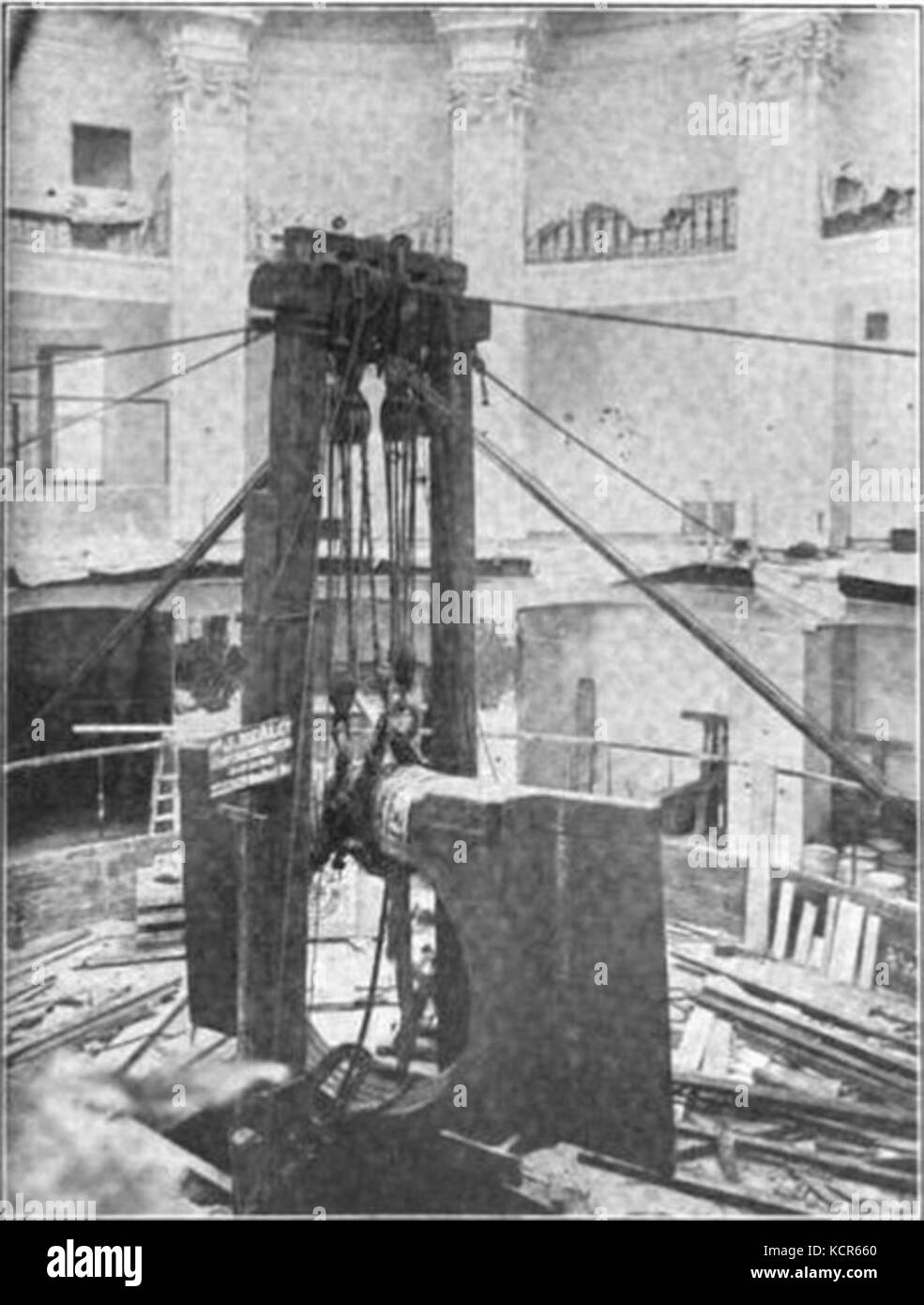 Il Cleveland Trust Company Building presenta un esterno con piastra blindata, un elemento architettonico notevole durante l'inizio del XX secolo. Questa scelta progettuale riflette la forza e la sicurezza dell'edificio, che funge da simbolo della stabilità finanziaria a Cleveland, Ohio. Foto Stock