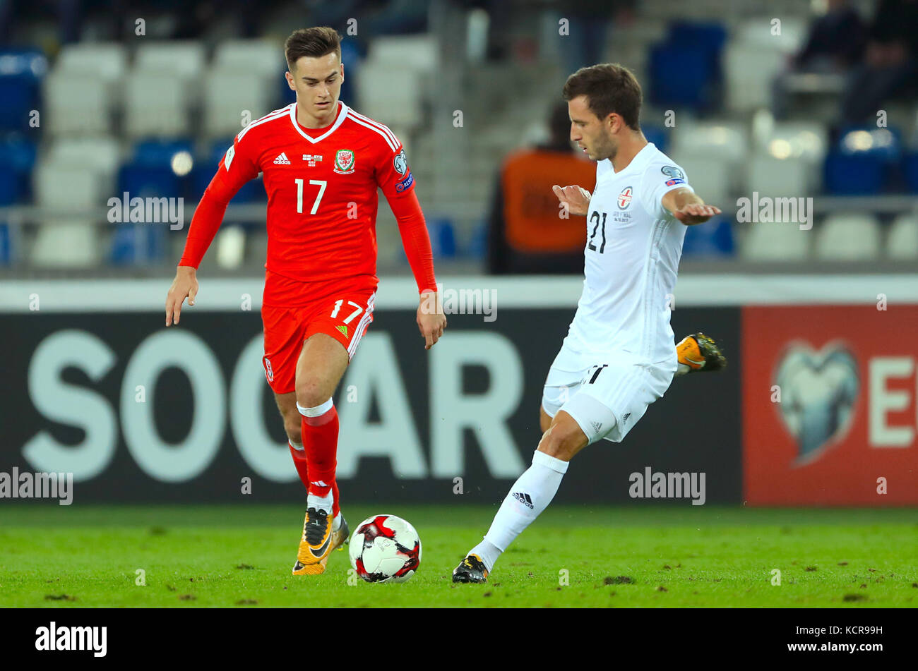 Tom Lawrence (a sinistra) del Galles e Otar Kakabadze della Georgia combattono per la palla durante la gara di qualificazione della Coppa del mondo FIFA 2018, il gruppo D alla Boris Paichadze Dinamo Arena di Tbilisi. Foto Stock