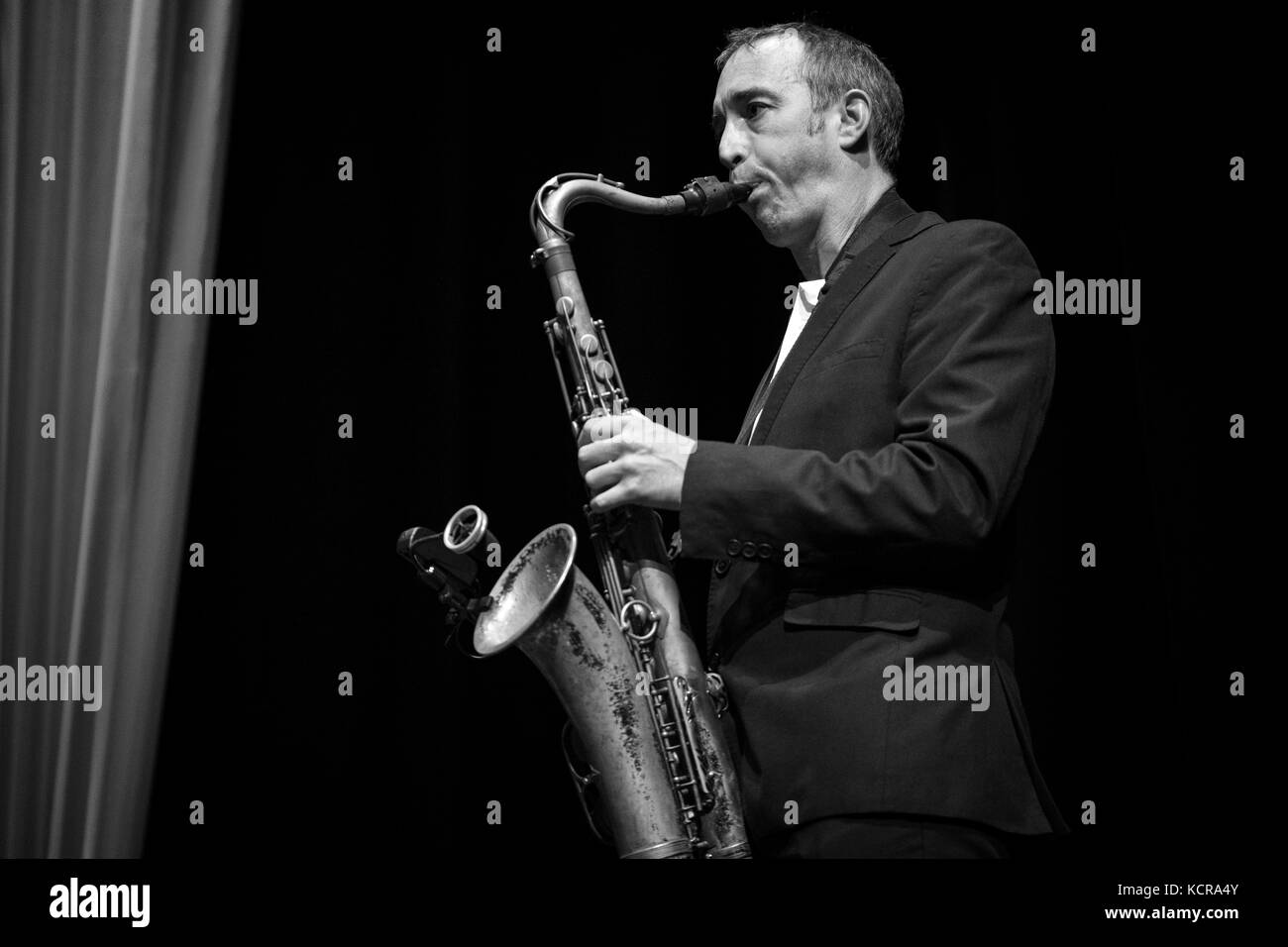 Il sassofonista Jake McMurchie suona dal vivo con ottenere la benedizione, Scarborough Jazz Festival, REGNO UNITO Foto Stock