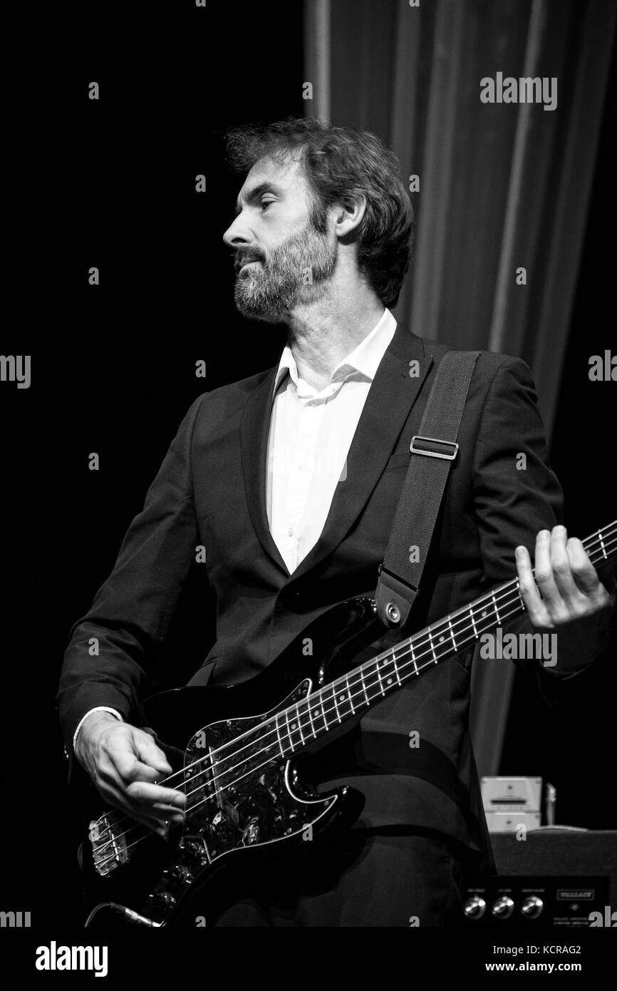 Il bassista Jim Bar suona dal vivo con Get the Blessing, Scarborough Jazz Festival, Regno Unito Foto Stock