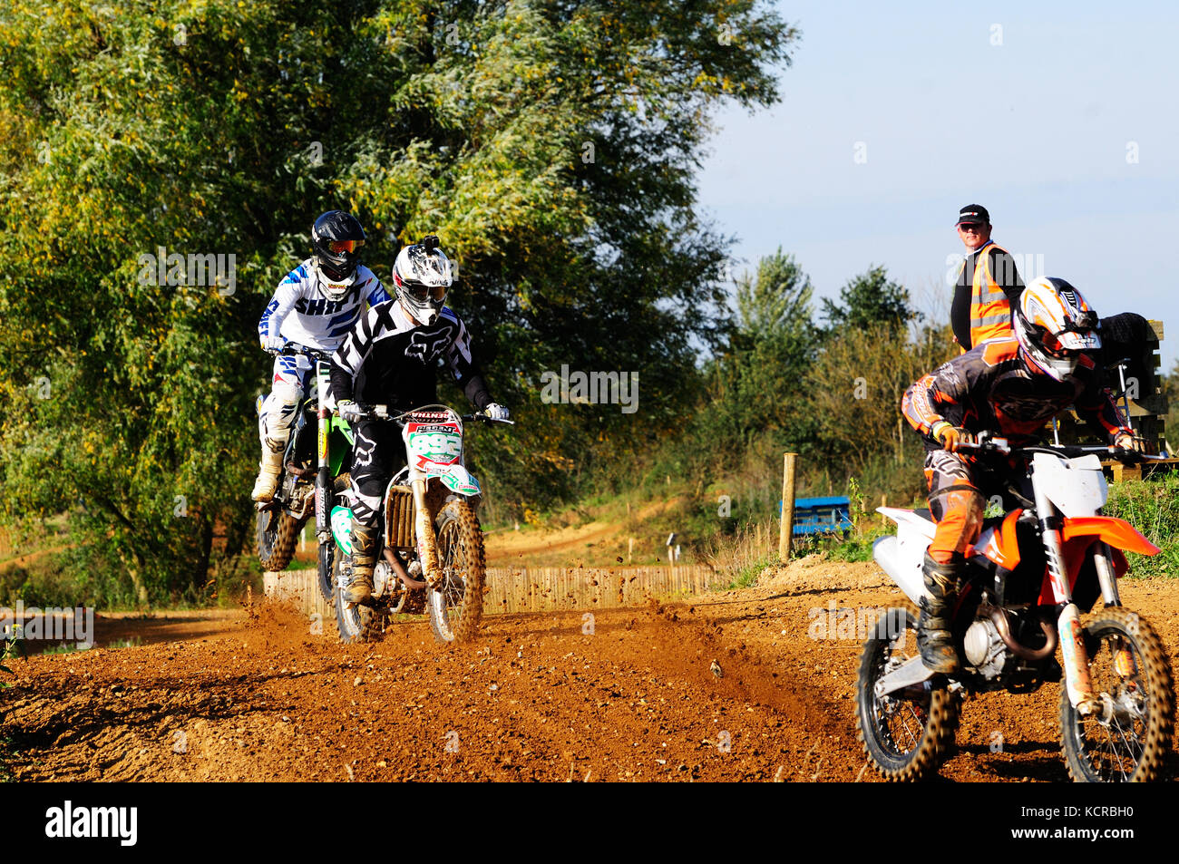 Sessione di prove libere in pista di motocross Foto Stock