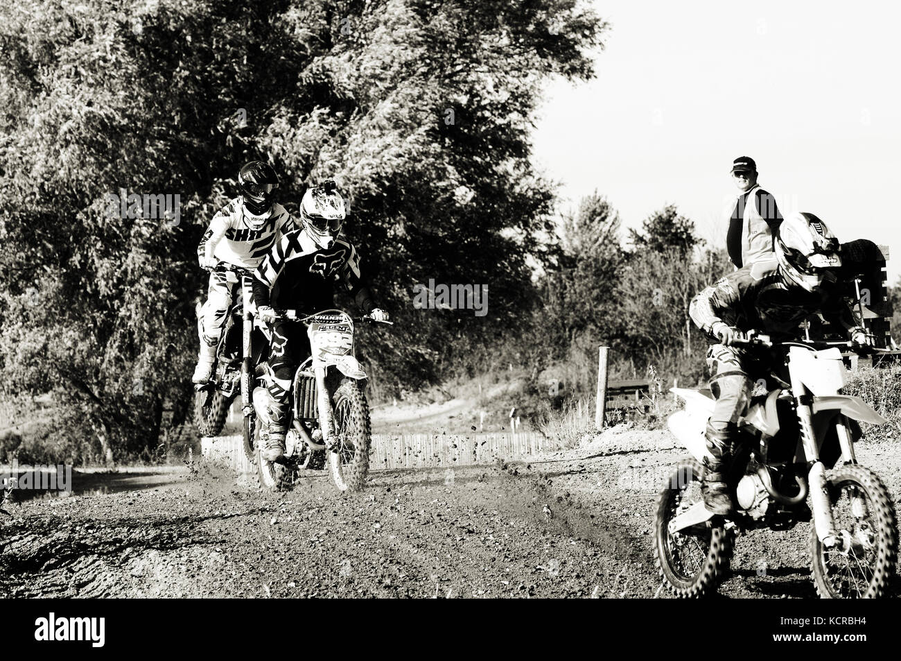 Sessione di prove libere in pista di motocross Foto Stock