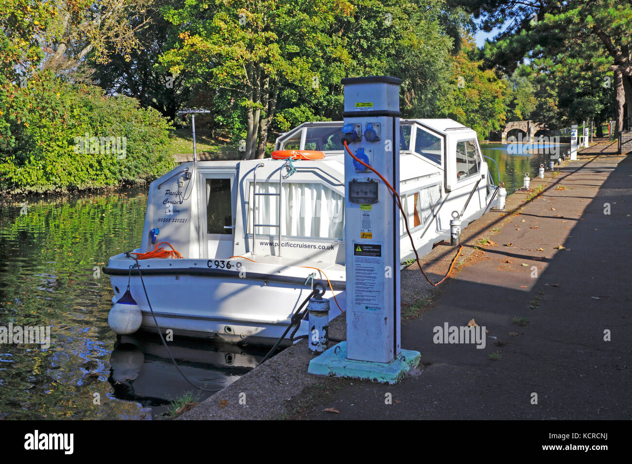 Un incrociatore ormeggiato a Riverside sul fiume Wensum e collegato ad un punto di servizio a Norwich, Norfolk, Inghilterra, Regno Unito. Foto Stock