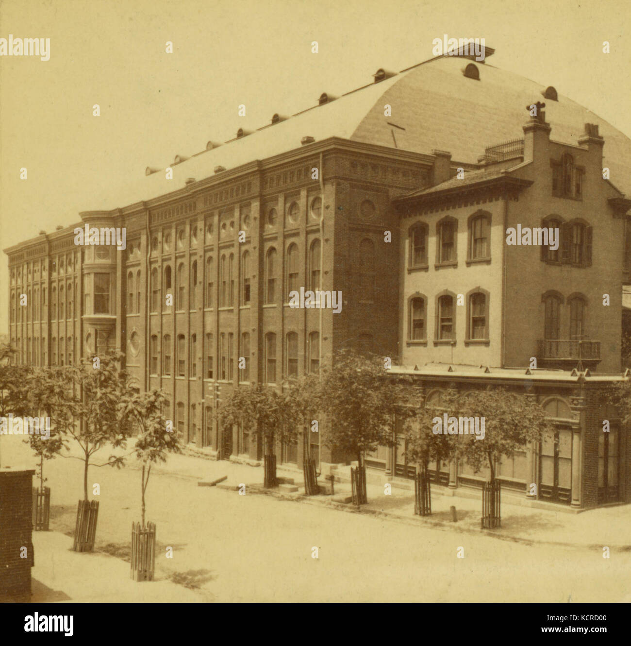 Armory Hall, situata tra la diciottesima e la diciannovesima strada su Pine Street, servì come luogo centrale per riunioni militari ed eventi sociali durante i suoi anni operativi all'inizio del XX secolo. Foto Stock