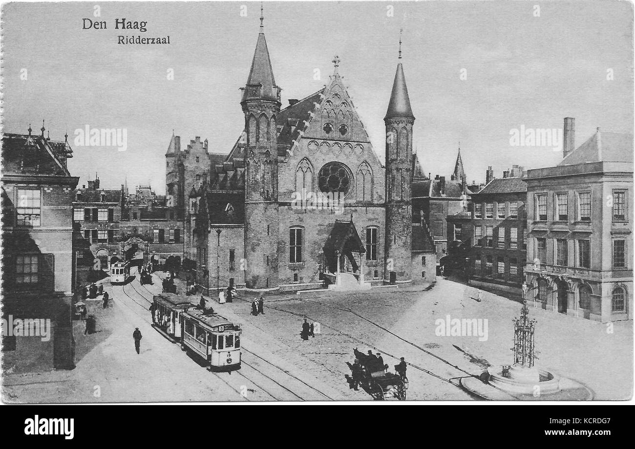 Una cartolina d'epoca raffigurante il Ridderzaal (sala dei Cavalieri) a l'Aia, una parte chiave del complesso Binnenhof e sede del parlamento olandese. Il Ridderzaal è notevole per il suo significato storico e l'architettura, con il suo stile medievale e il ruolo centrale nella vita politica dei Paesi Bassi. Foto Stock