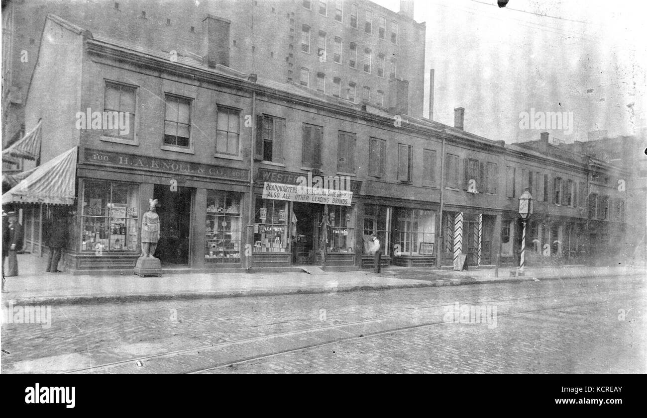 Fourth Street e Morgan Street, angolo sud-ovest. H.A. Knoll tabaccaio e occidentale e società in pelle. 12 Giugno 1894 Foto Stock