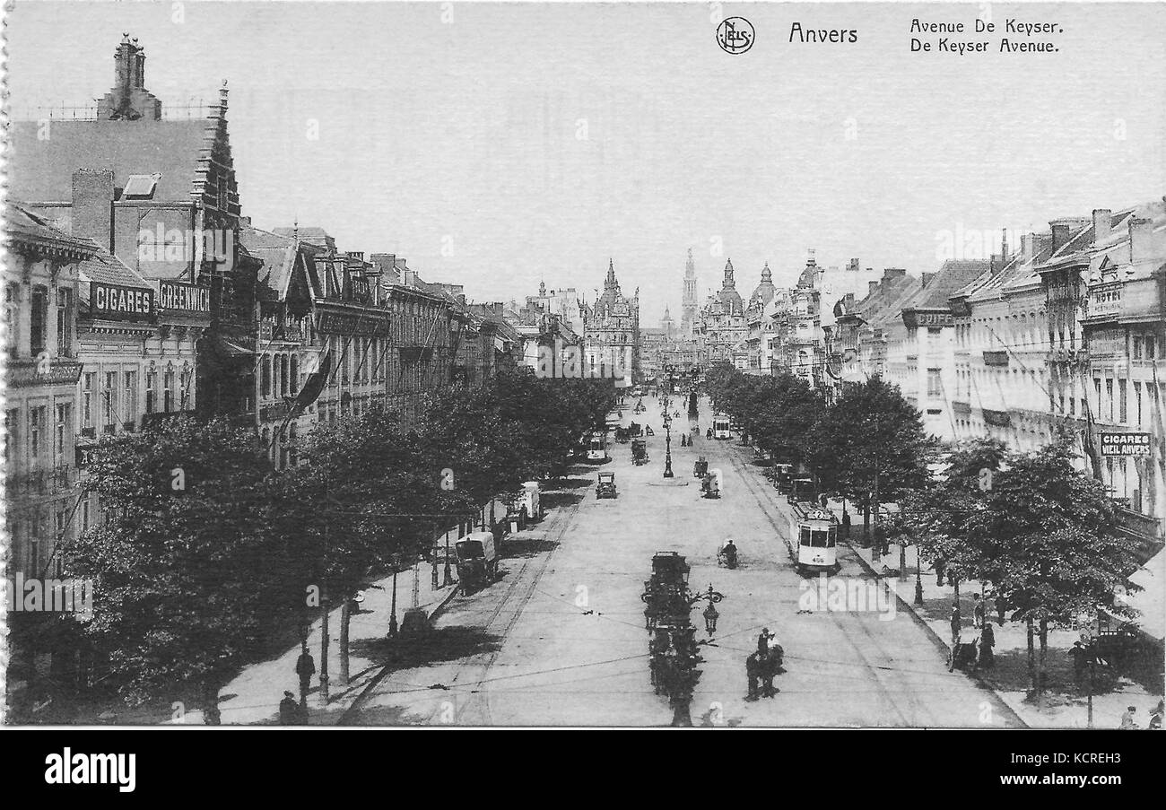 Questa immagine storica del 1920 mostra De Keyserlei ad Anversa, Belgio. La fotografia offre un assaggio della strada e dell'ambiente urbano di Anversa all'inizio del XX secolo. Foto Stock