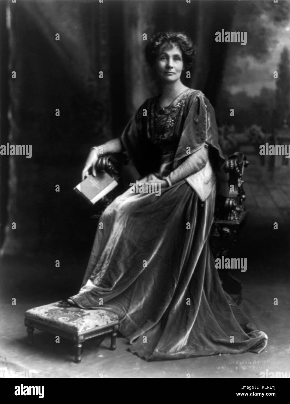 Emmeline Pankhurst fu una figura chiave nel movimento britannico delle suffragette, che sosteneva il diritto di voto delle donne. Questa immagine ritrae Pankhurst, un attivista di spicco che ha svolto un ruolo fondamentale nella lotta per l'uguaglianza di genere all'inizio del XX secolo. Foto Stock