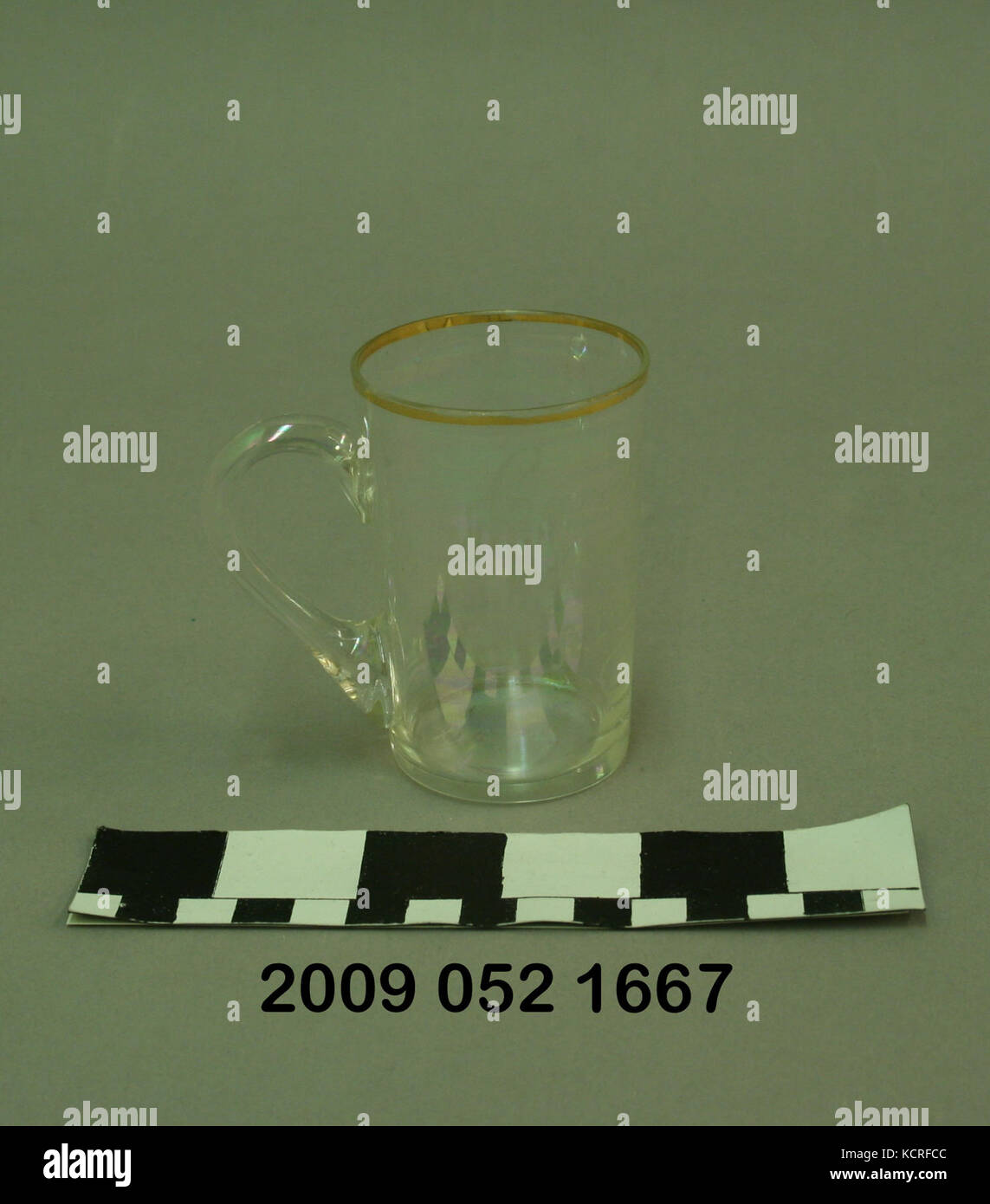 Tazza in vetro trasparente personalizzata con il nome "Carolyn", dal design semplice e pulito, ideale per l'uso quotidiano. Comunemente utilizzato per bevande o come elemento decorativo in case e uffici. Foto Stock